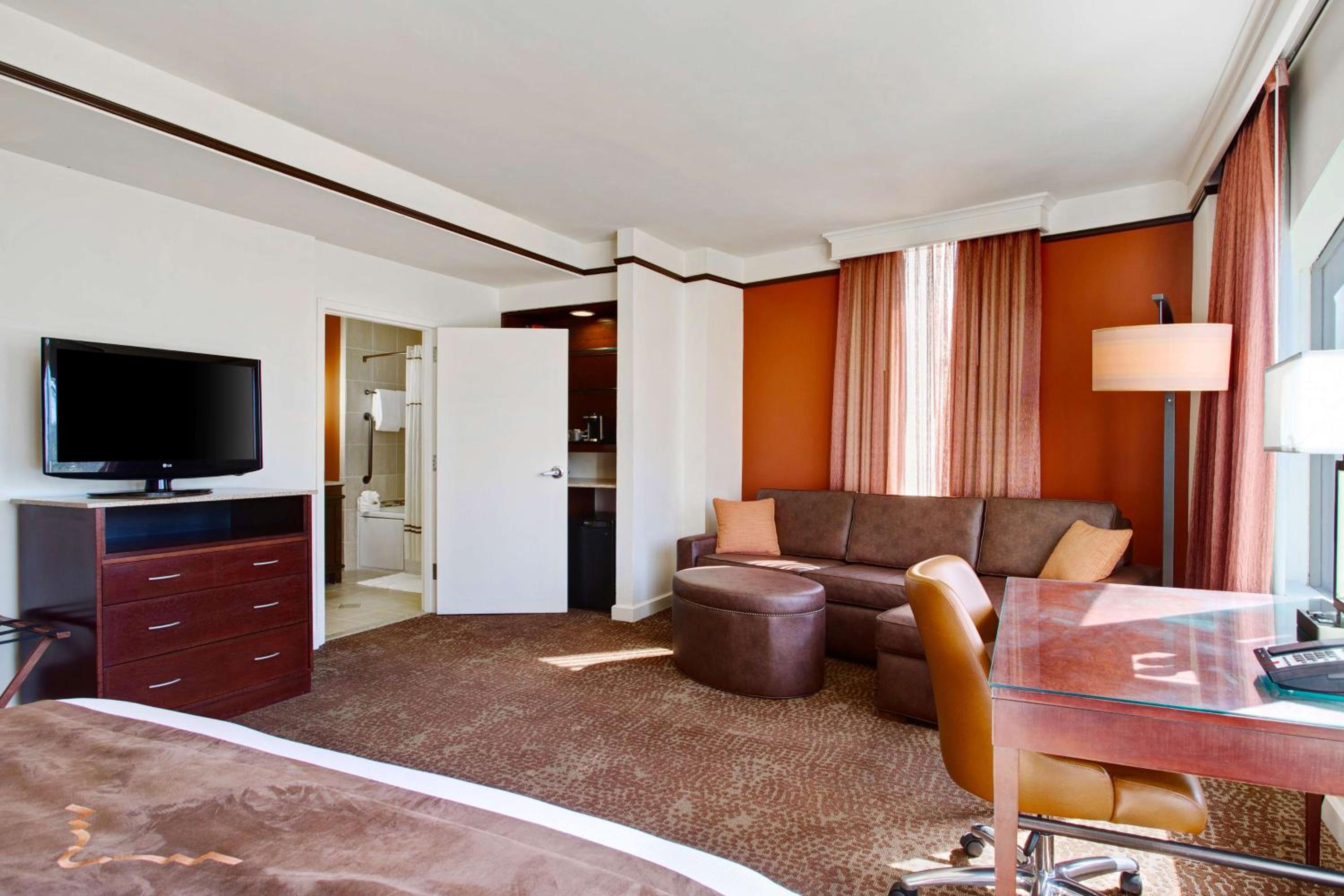 Deluxe King Room with Garden Tub - Photo 10