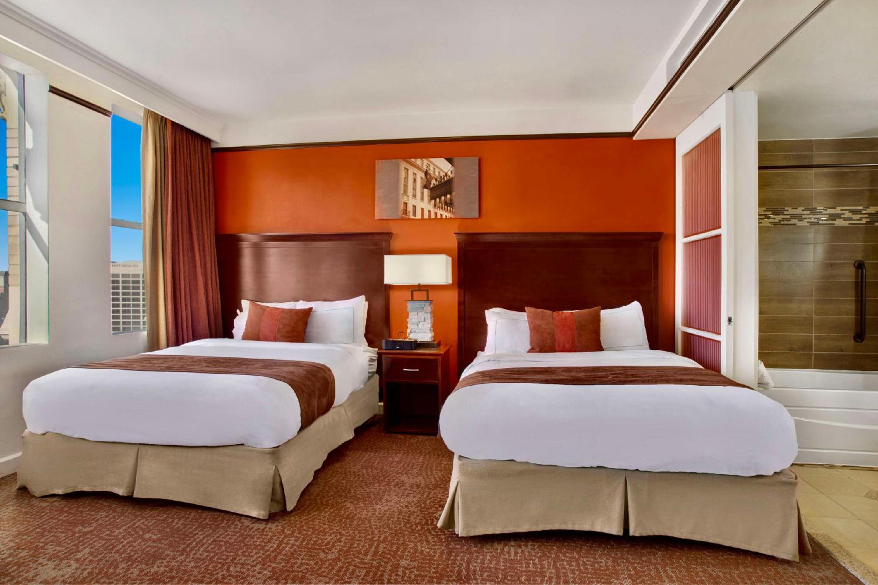 Queen Room with Alamo View - Photo 12