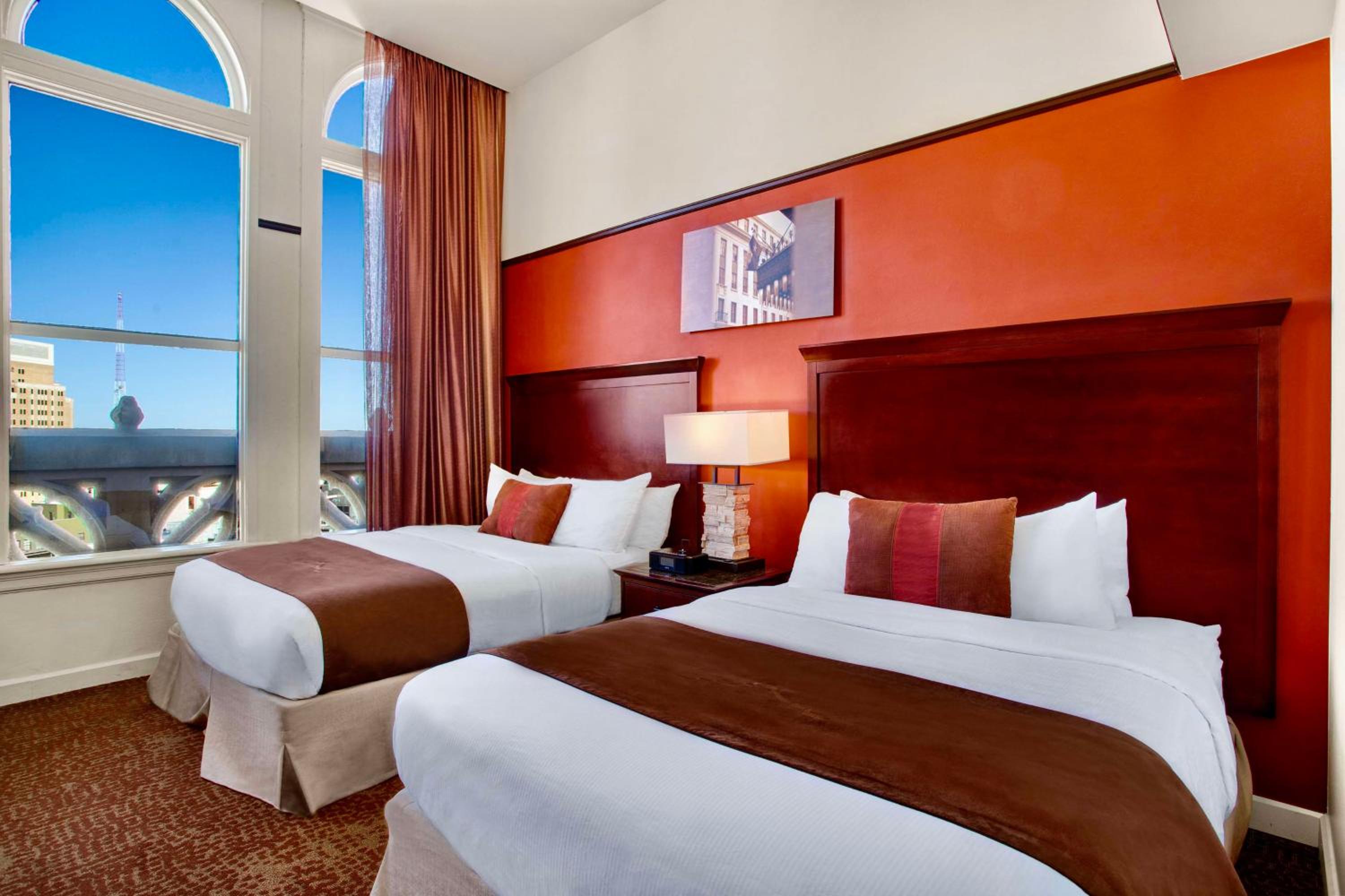 Queen Room with Alamo View - Photo 10