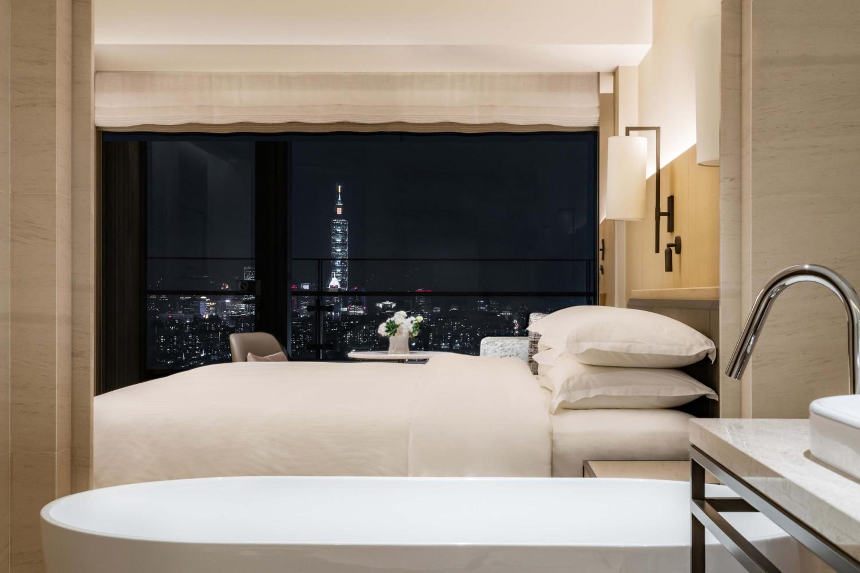 Sky Comfort Suite with Living Room and Lounge Access