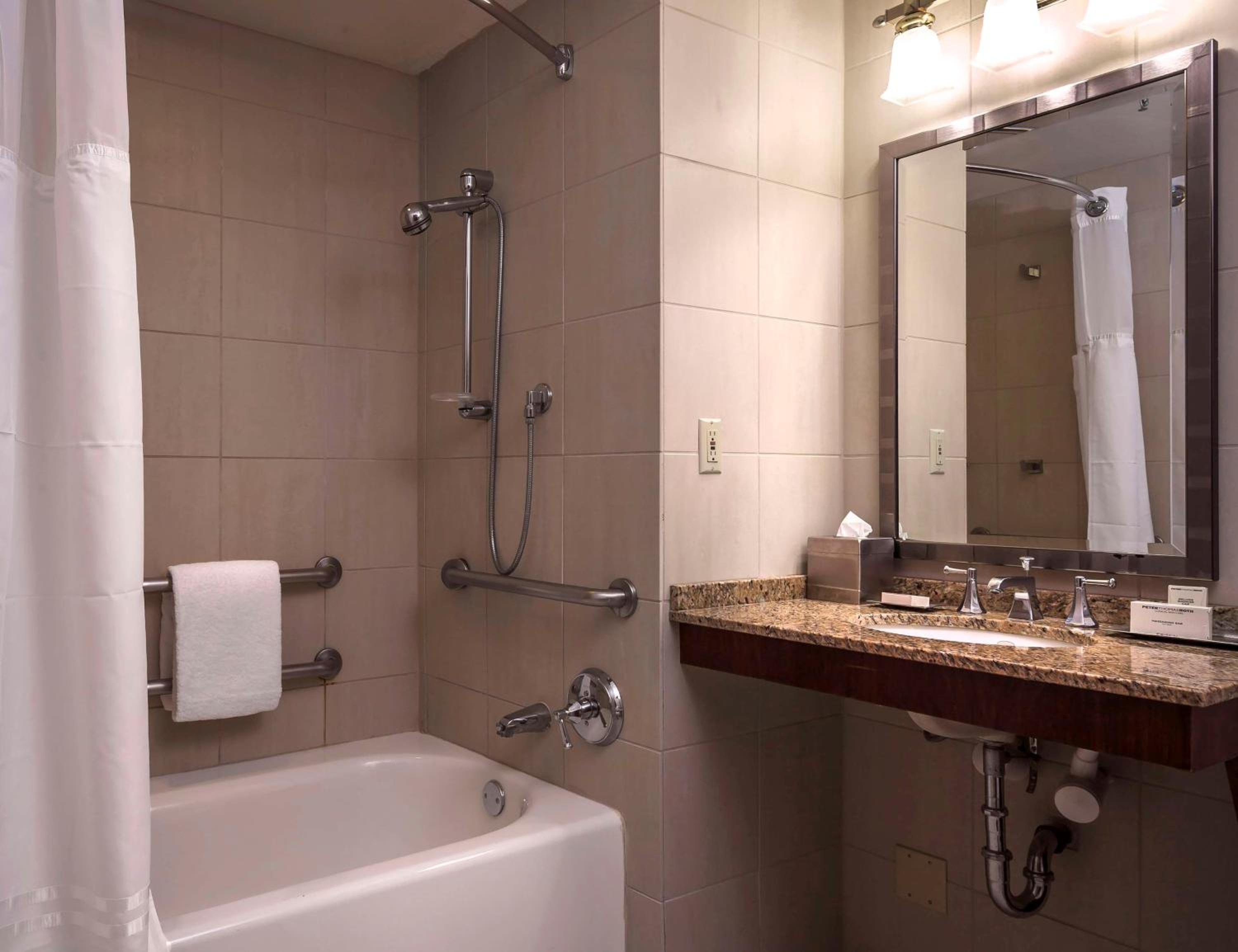Atrium Queen Room with Two Queen Beds and Bath Tub - Disability Access - Photo 2