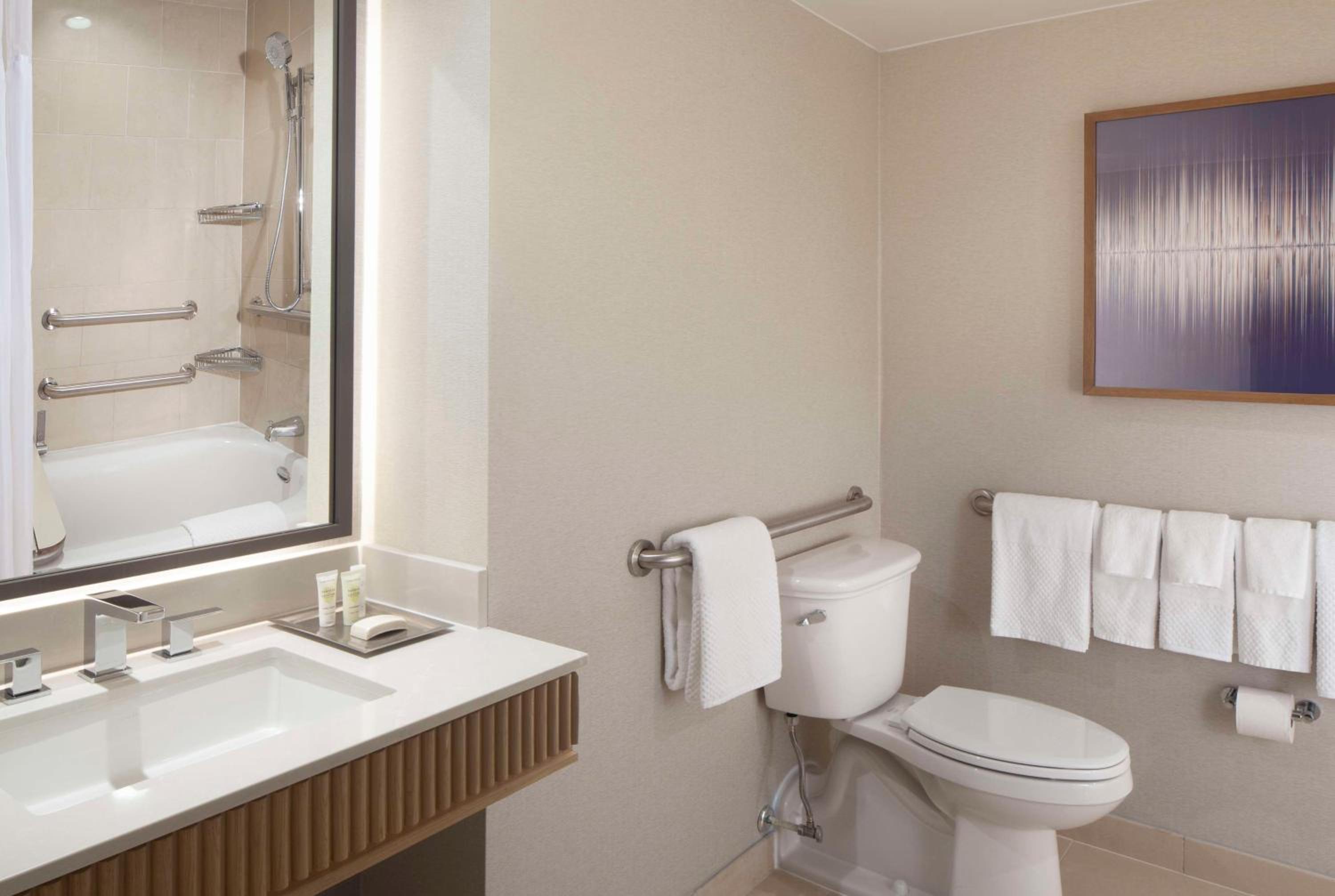 Tower King Room with Bath Tub - Mobility Accessible - Photo 2