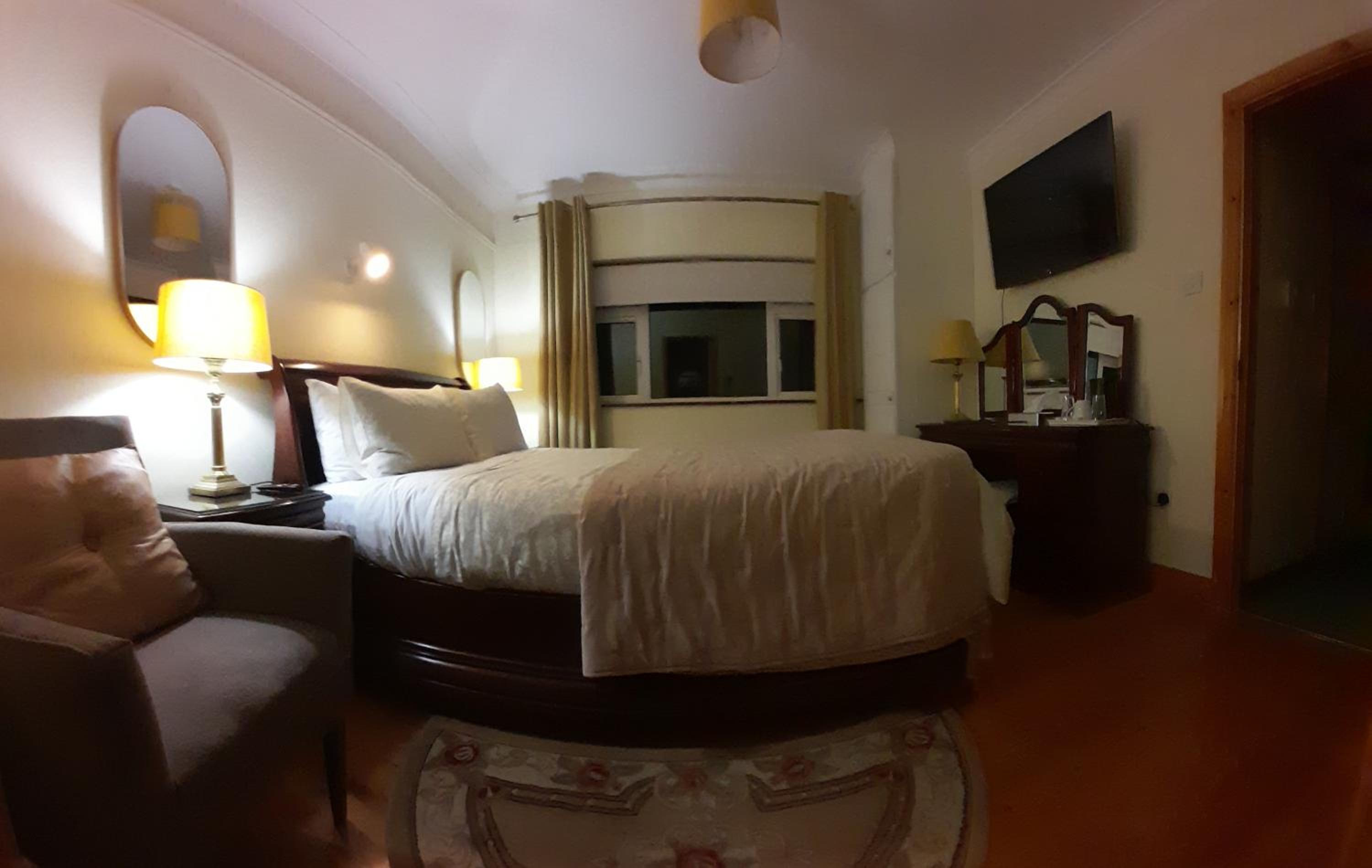 Superior King Room - Photo 13