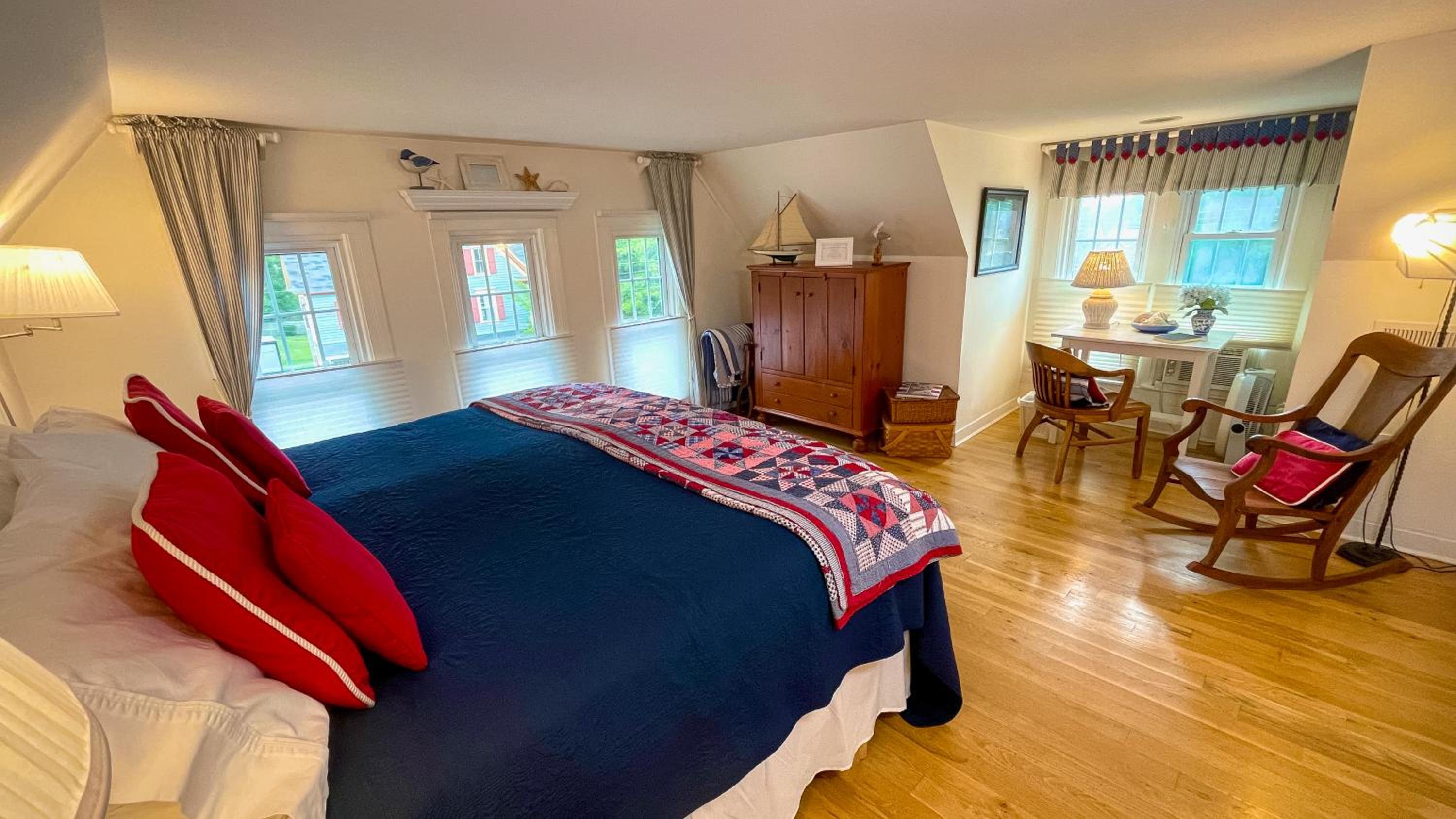 Deluxe King Room photo 1