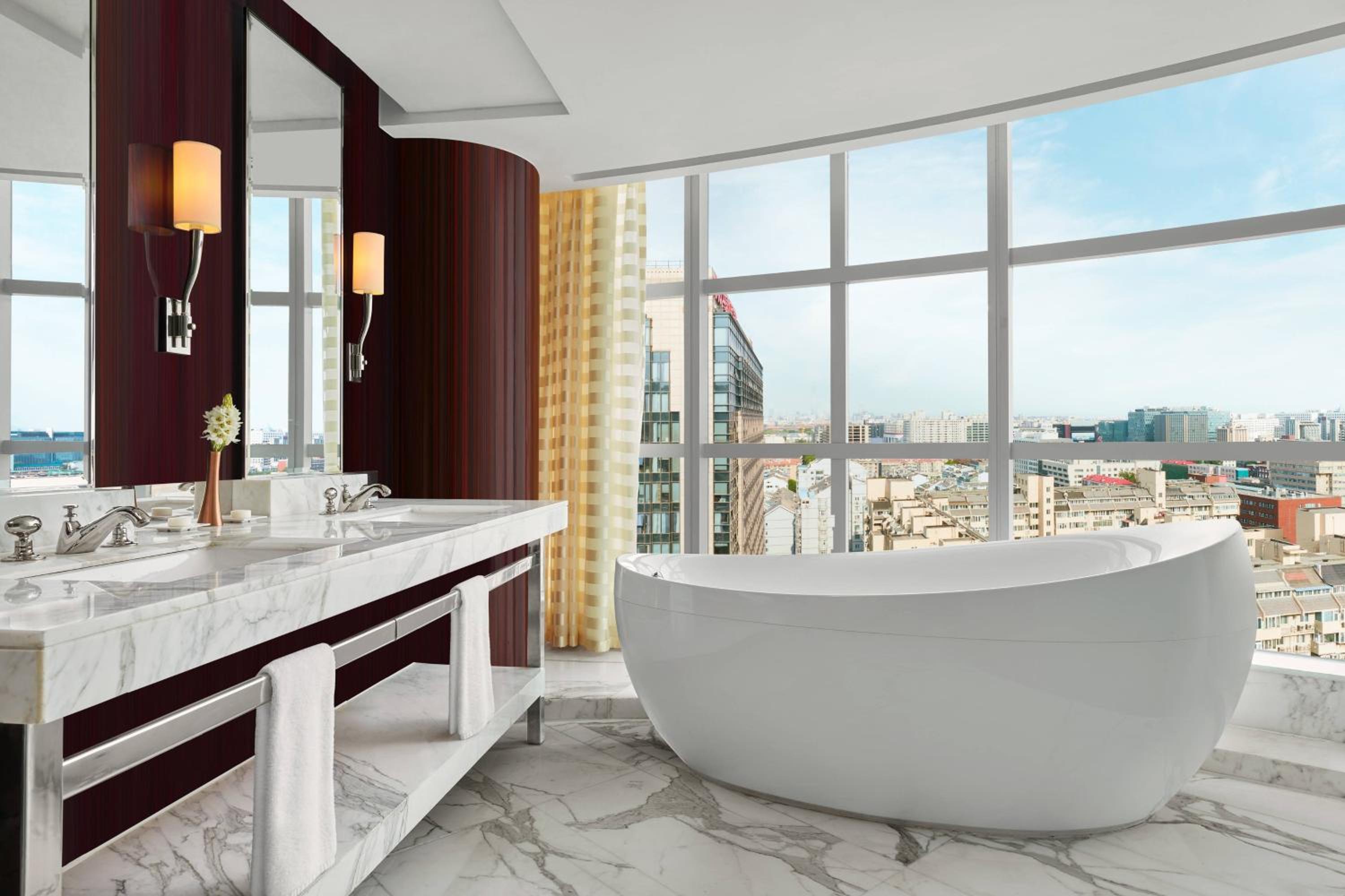 Premier Suite, 1 Bedroom Suite, 1 King, City view - Photo 3