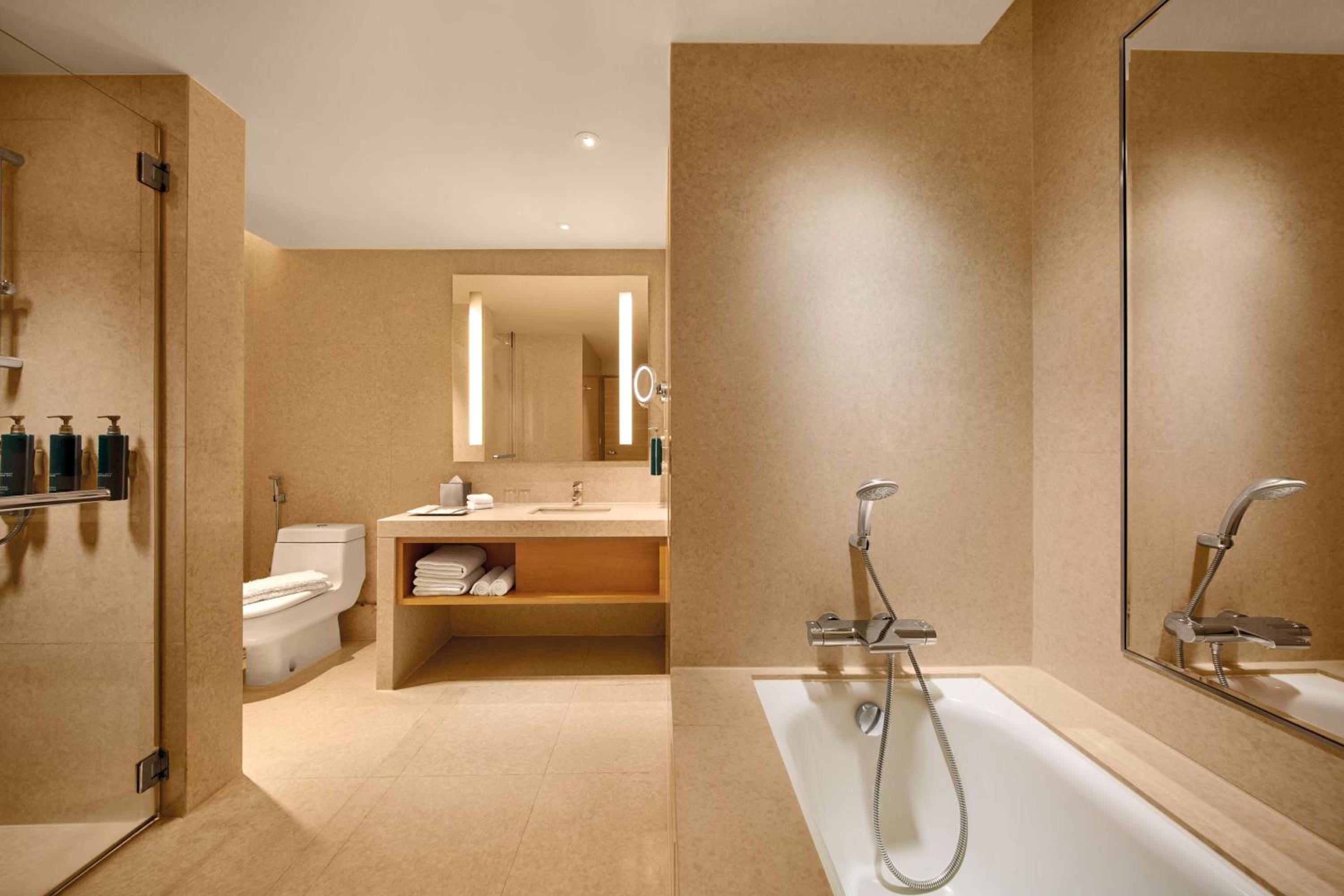 King Corner Suite with Bath Tub - Photo 1