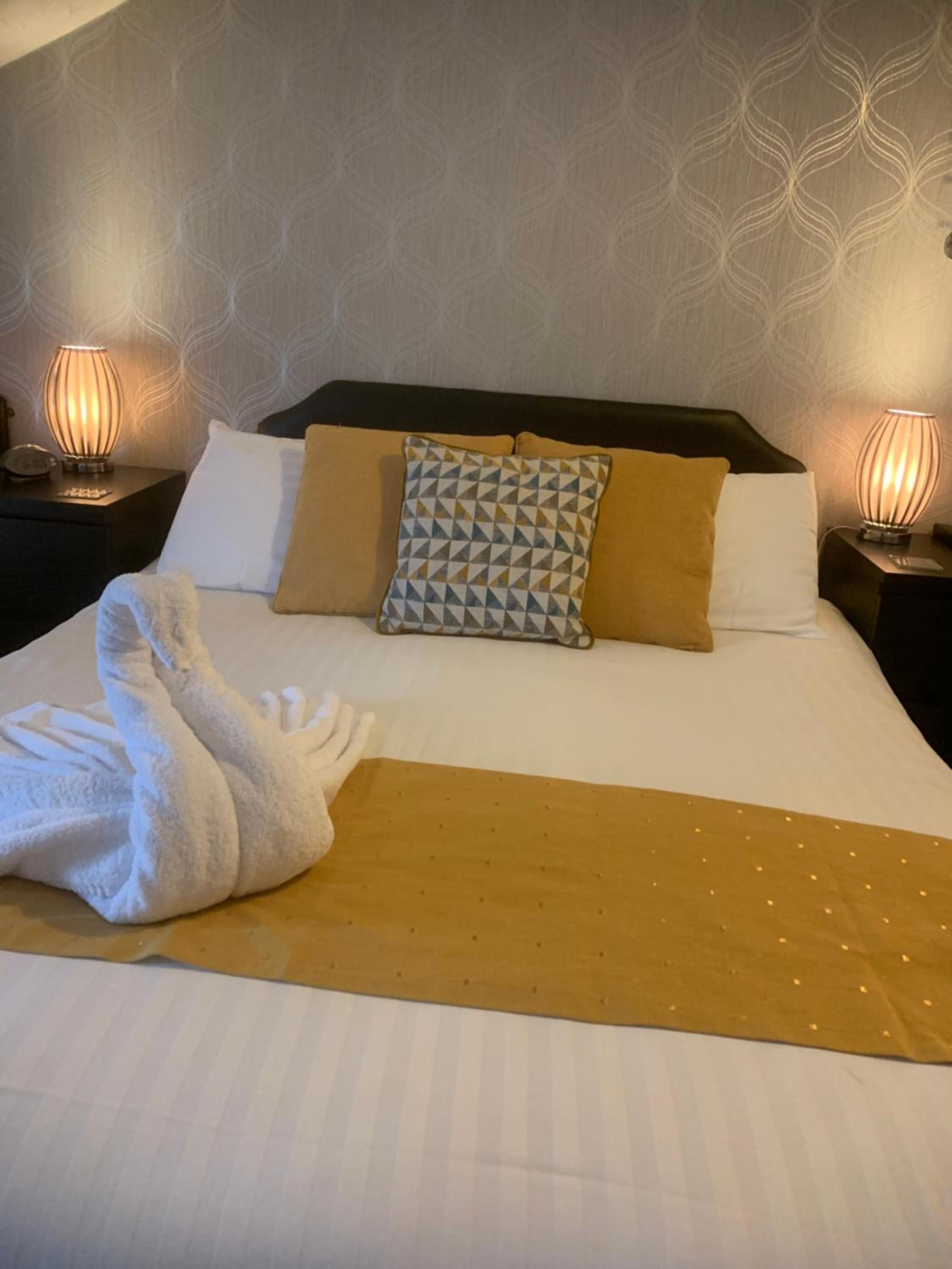 Kingsize Family Room (2 Adults + 1 Child)
