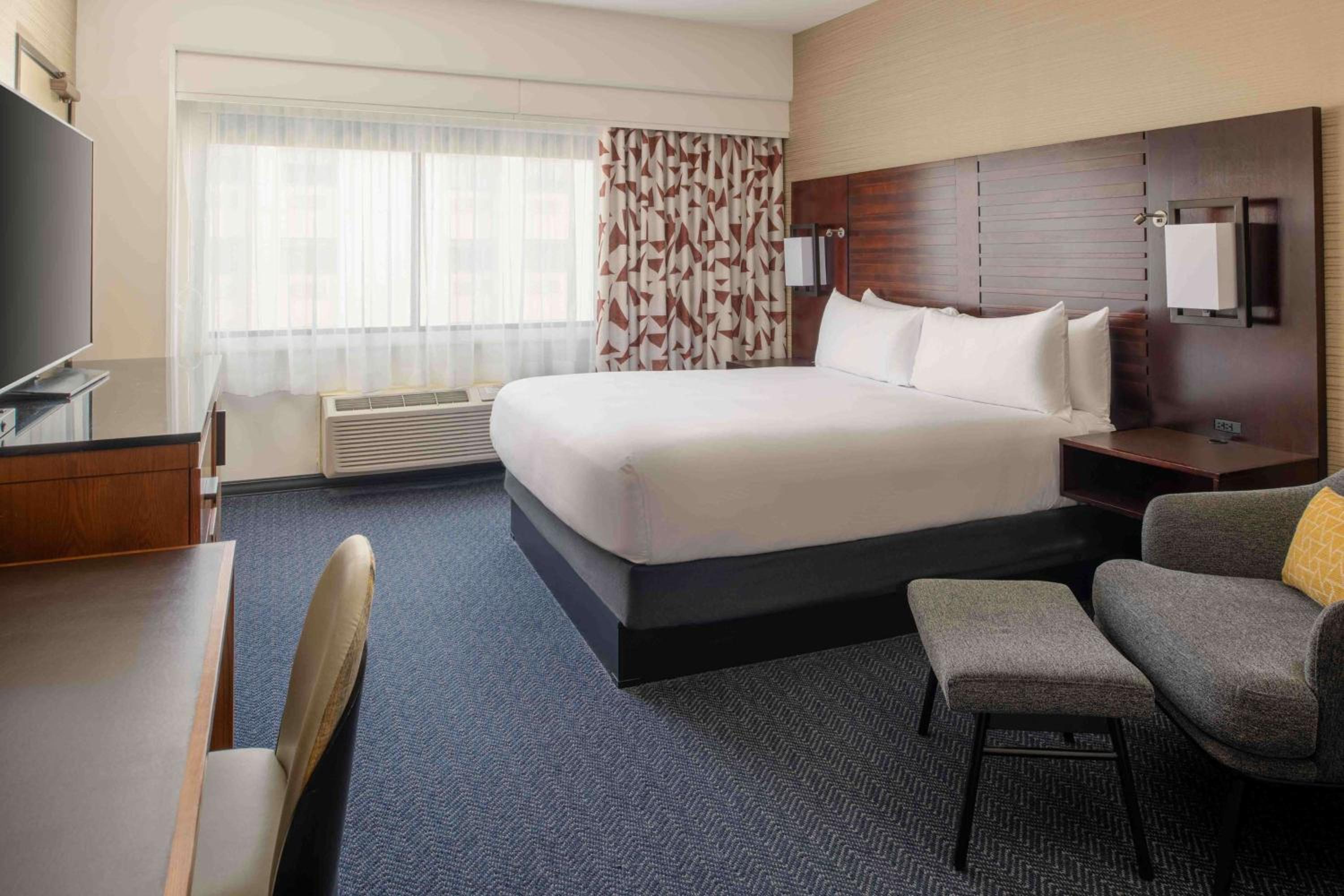 King Room with Bath Tub - Mobility Access - Photo 2