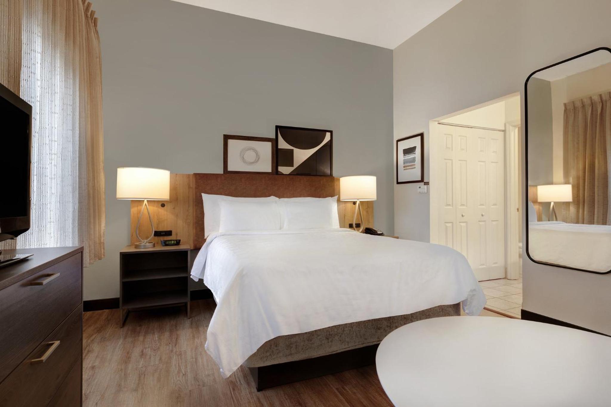 Queen Studio Suite - Photo 2