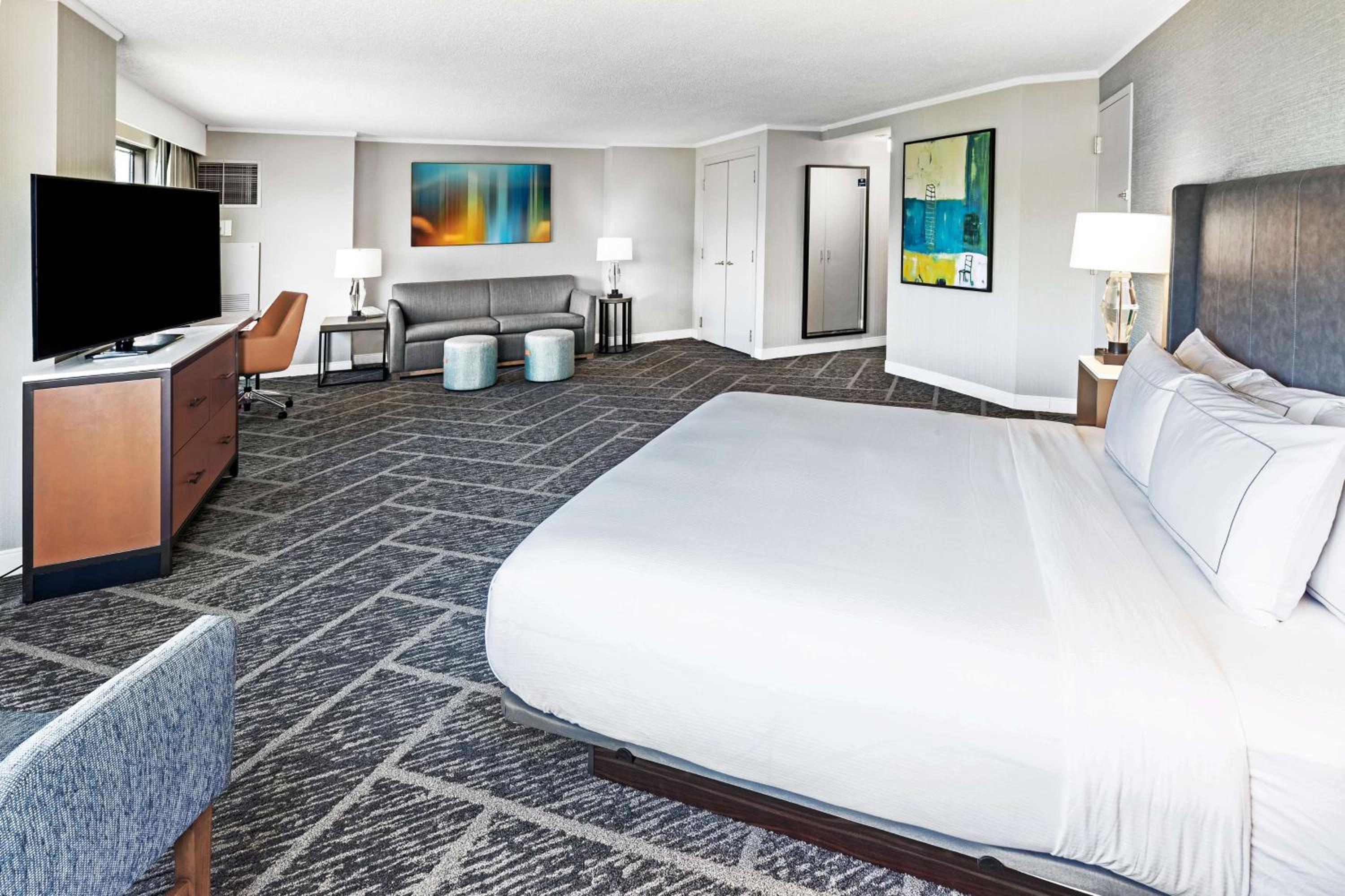 Junior King Suite with Seating Area - Photo 1