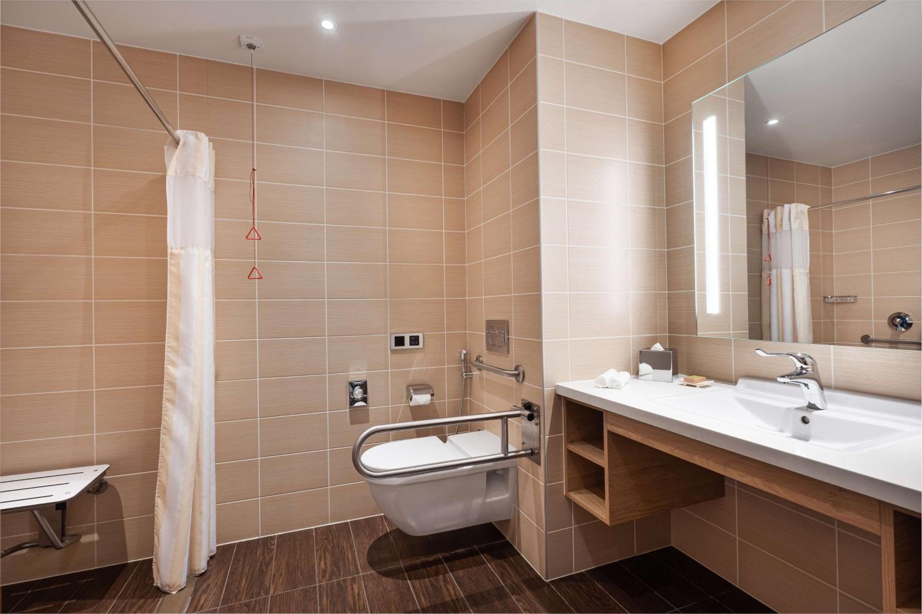 King Room - Mobility Accessible photo 2
