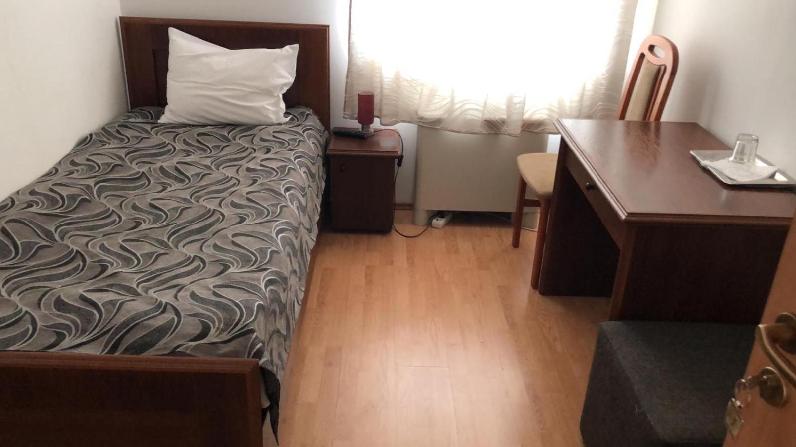 Single Room with Bathroom photo 1