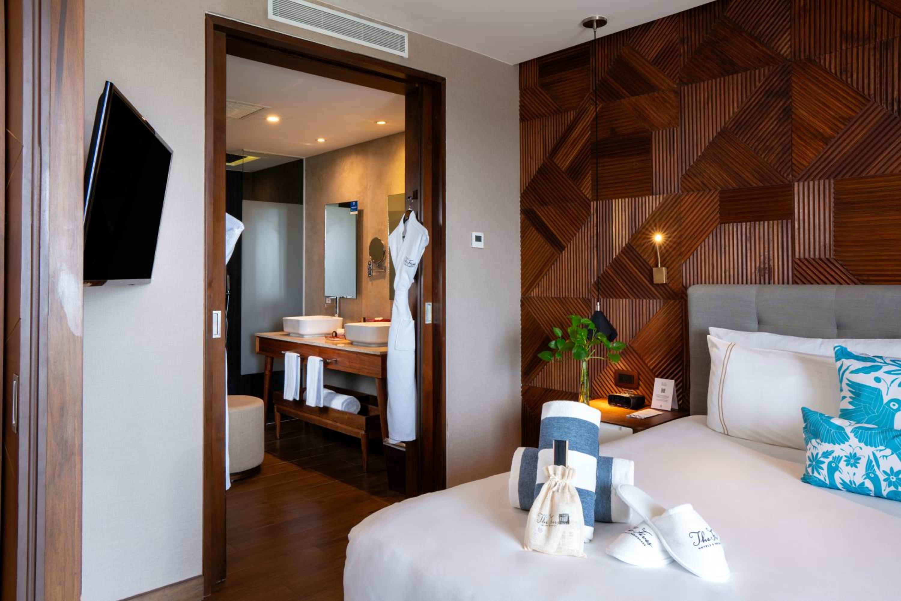 One-Bedroom King Suite with Partial Ocean View photo 1