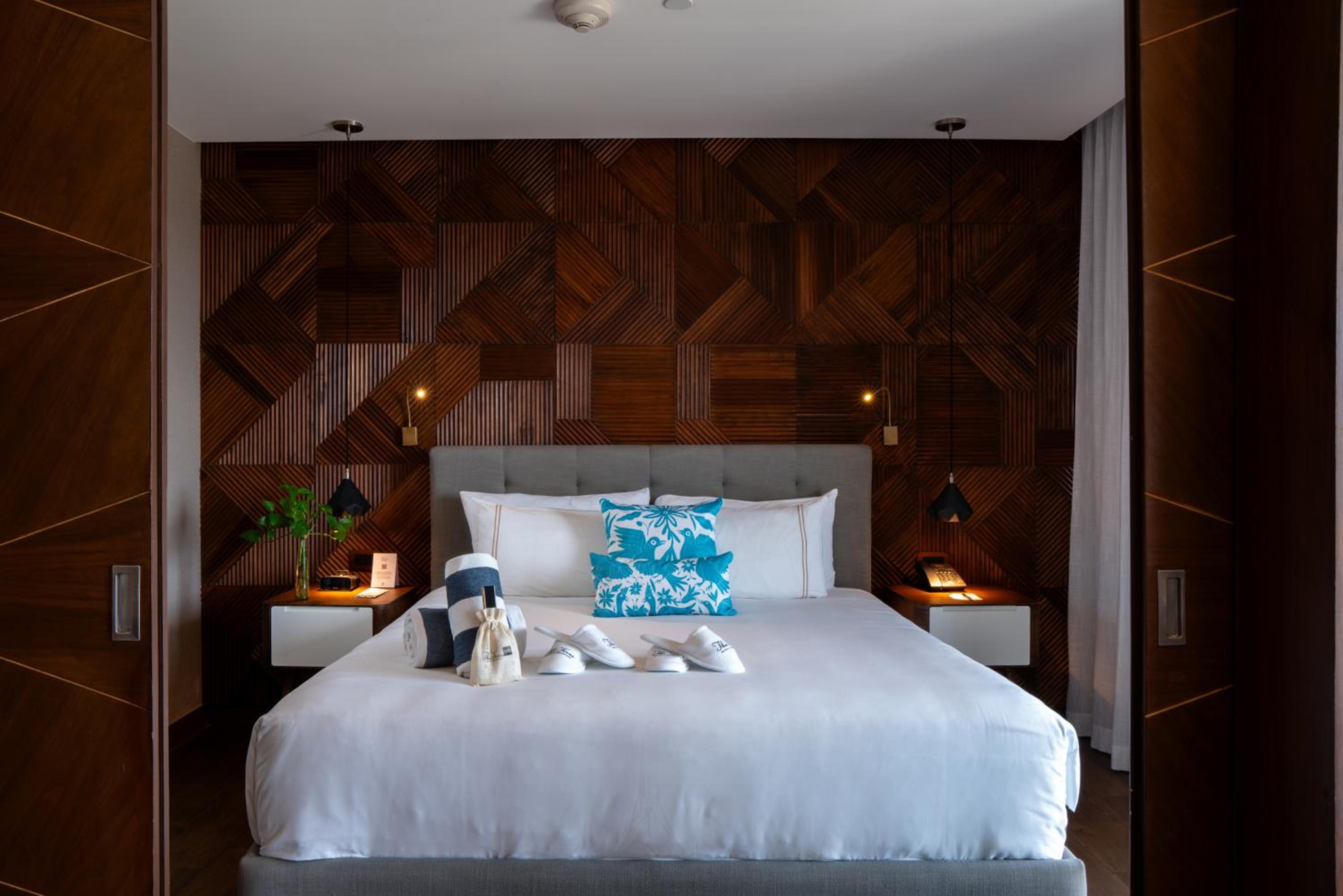 One-Bedroom King Suite with Partial Ocean View photo 2
