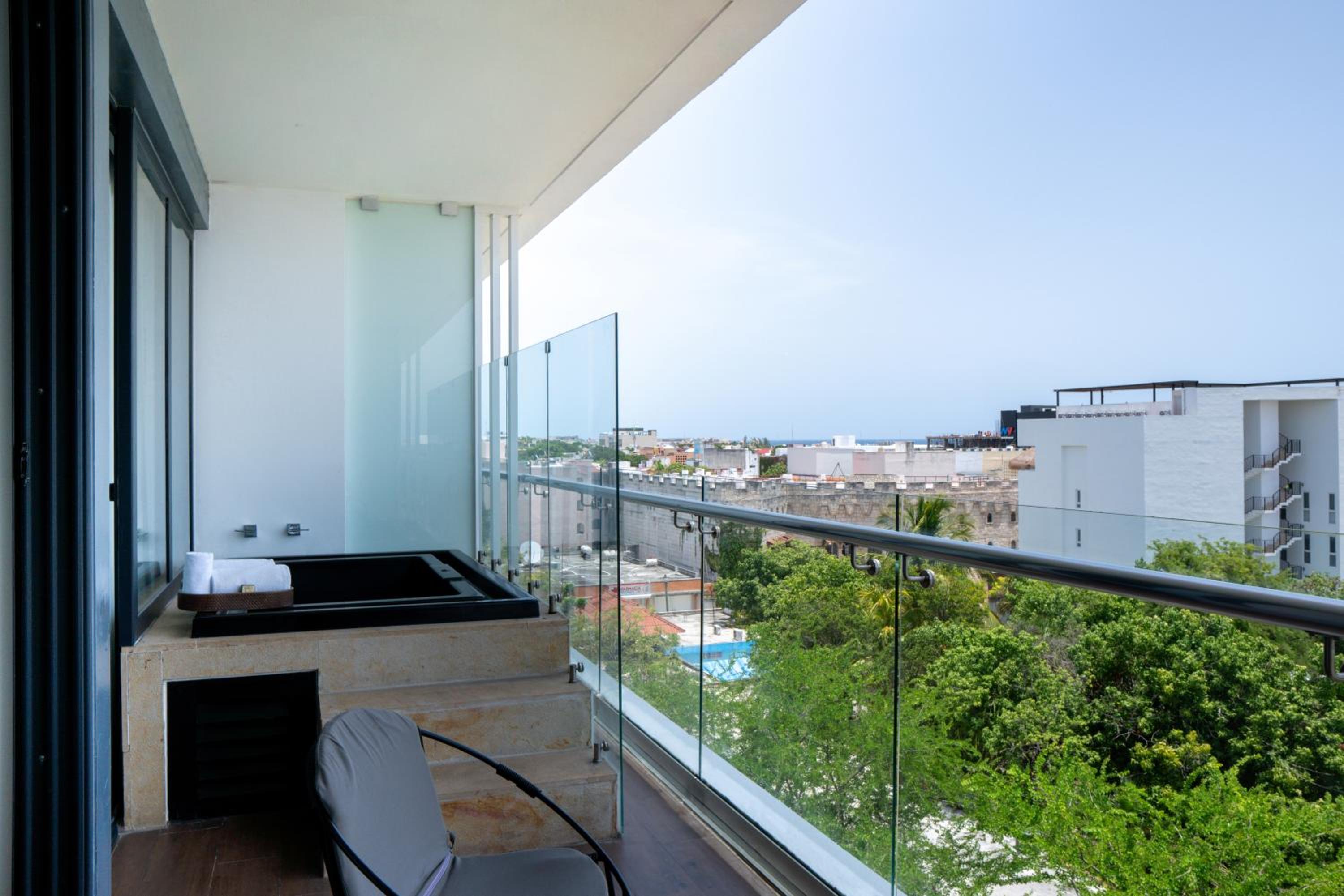 One-Bedroom King Suite with Partial Ocean View photo 3
