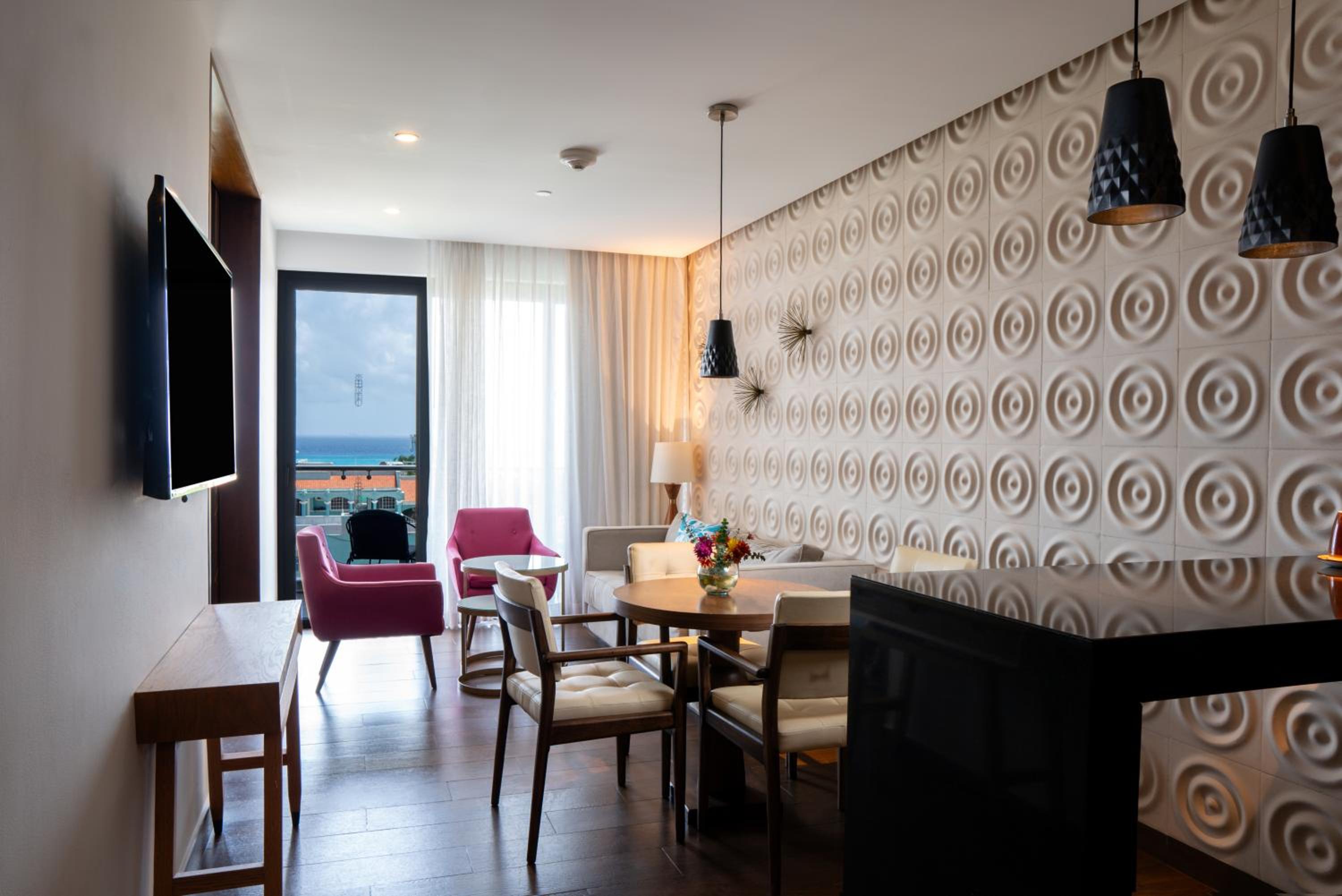One-Bedroom King Suite with Partial Ocean View photo 3