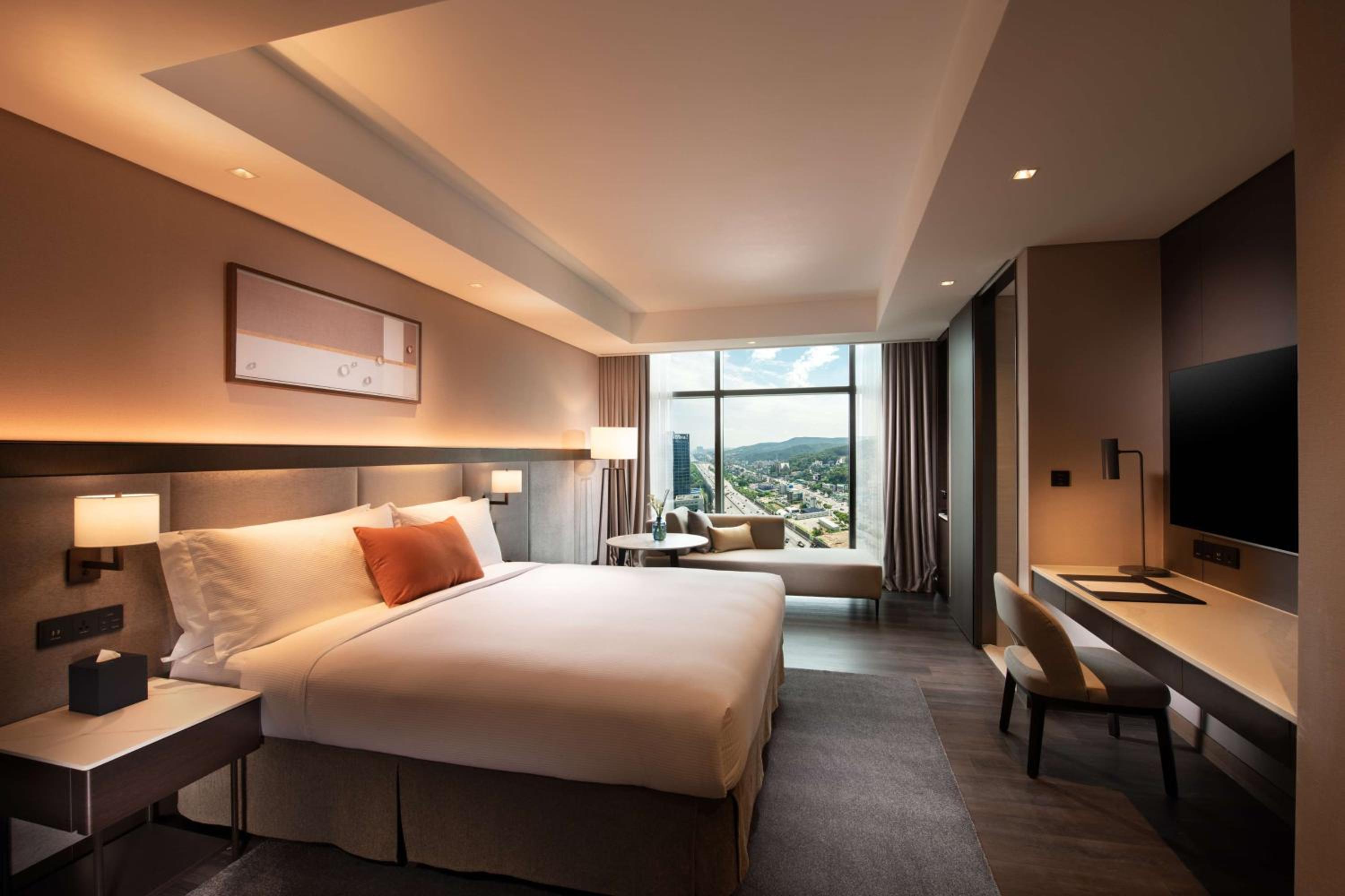 Premium Corner King Room - Photo 1