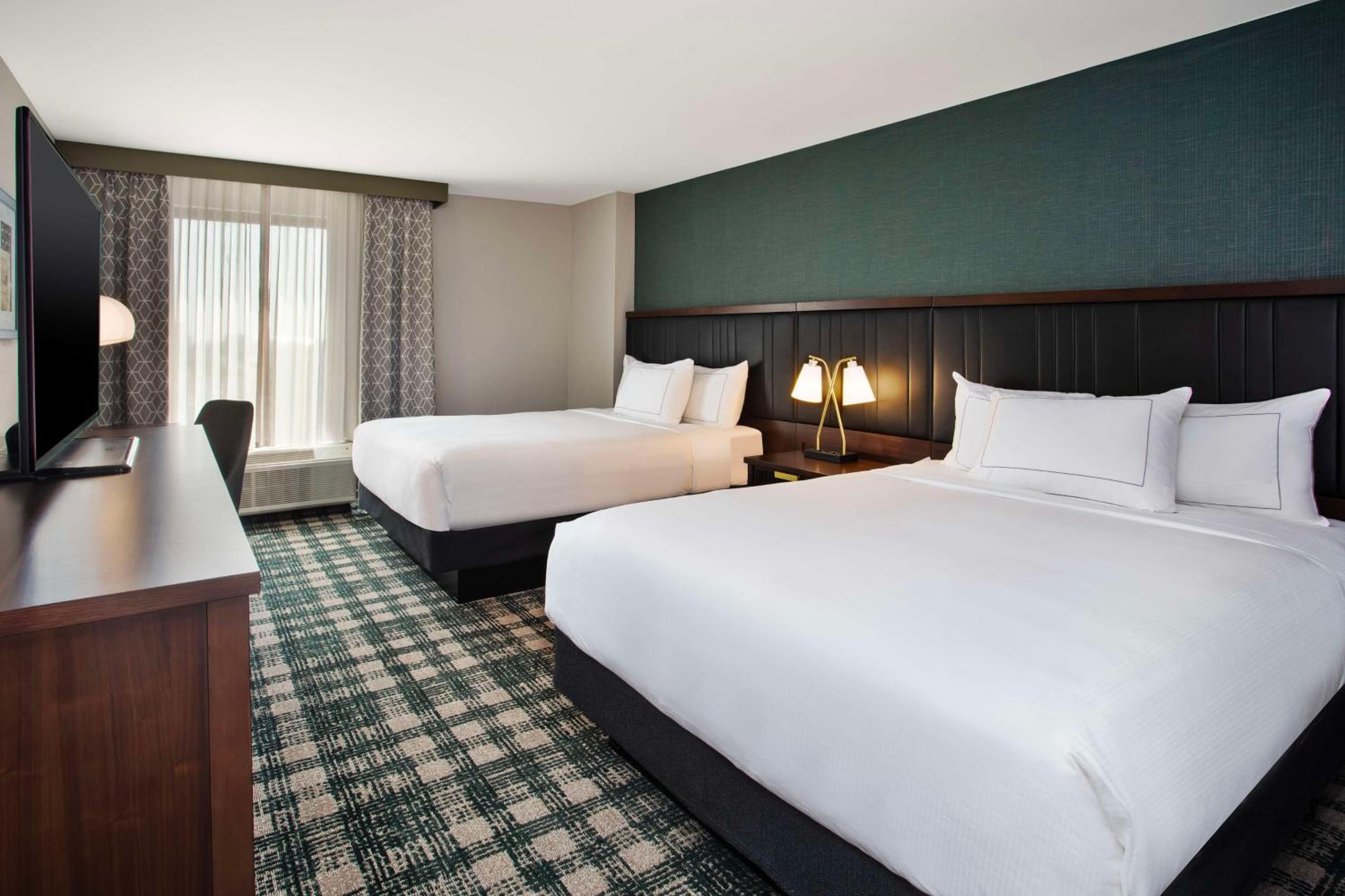 Double Room with Two Double Beds and Mobility Accessible Tub photo 3