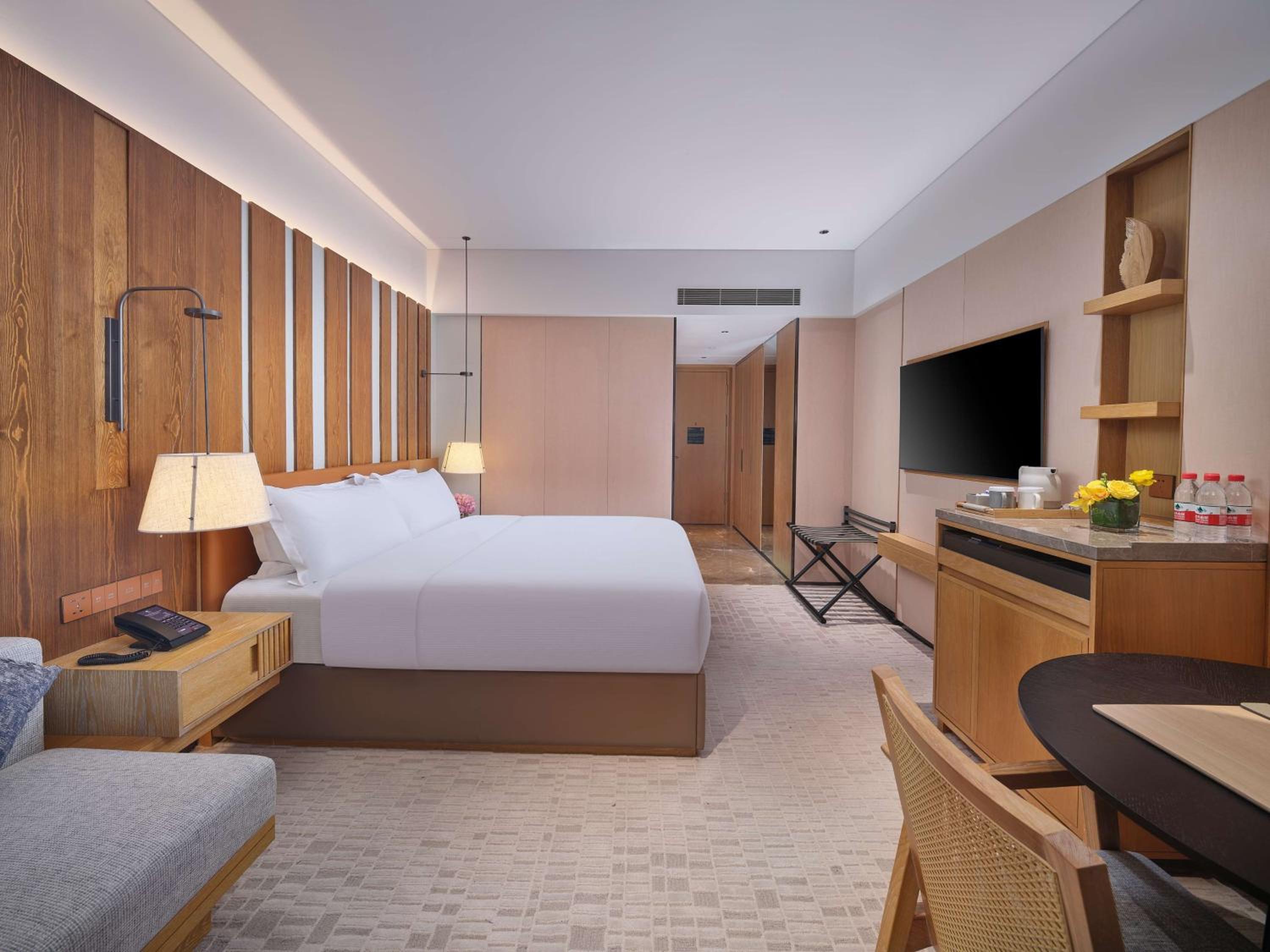 Premier King Room with Balcony  photo 2