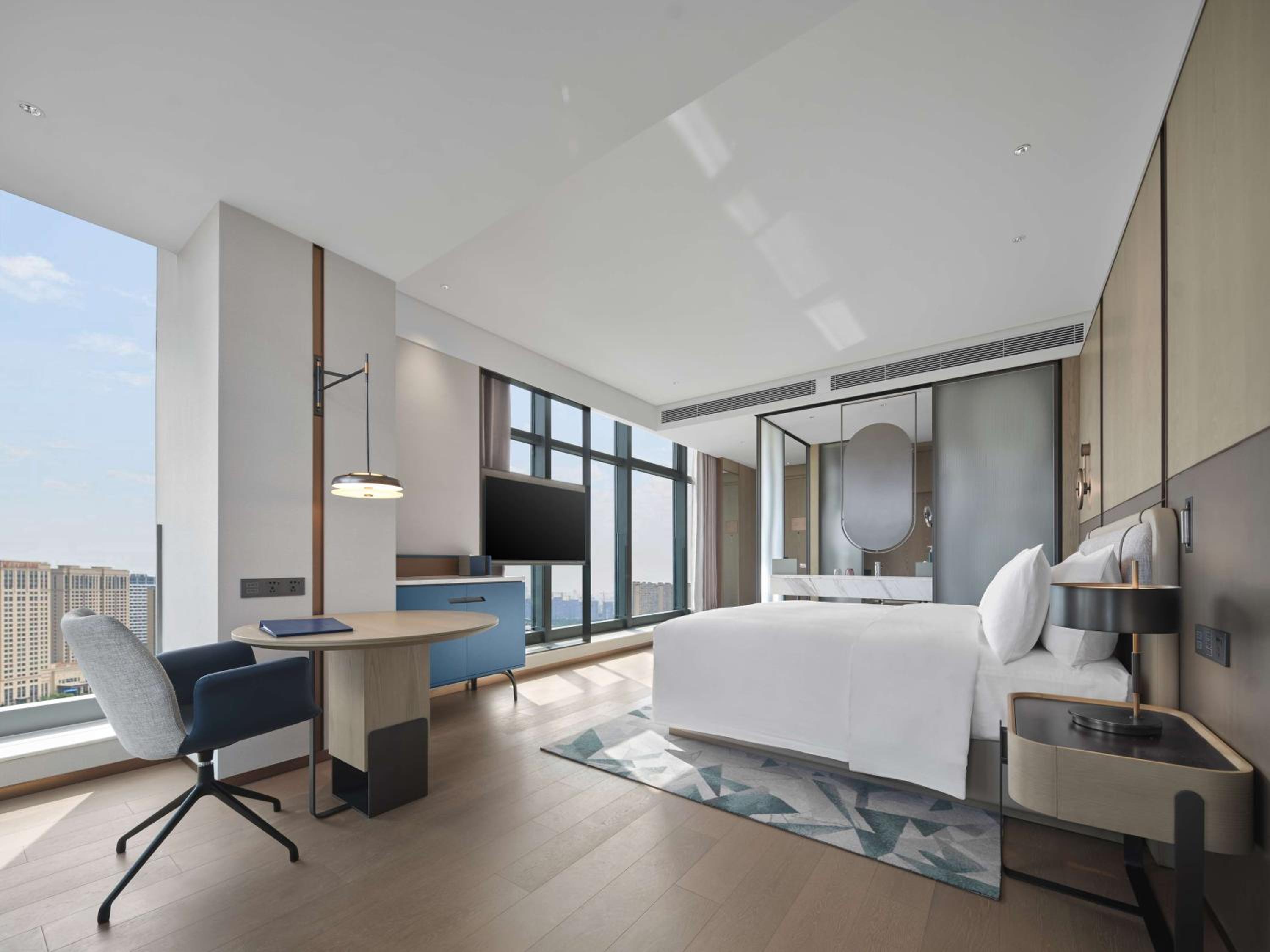 Deluxe King Room with Park View - Photo 2