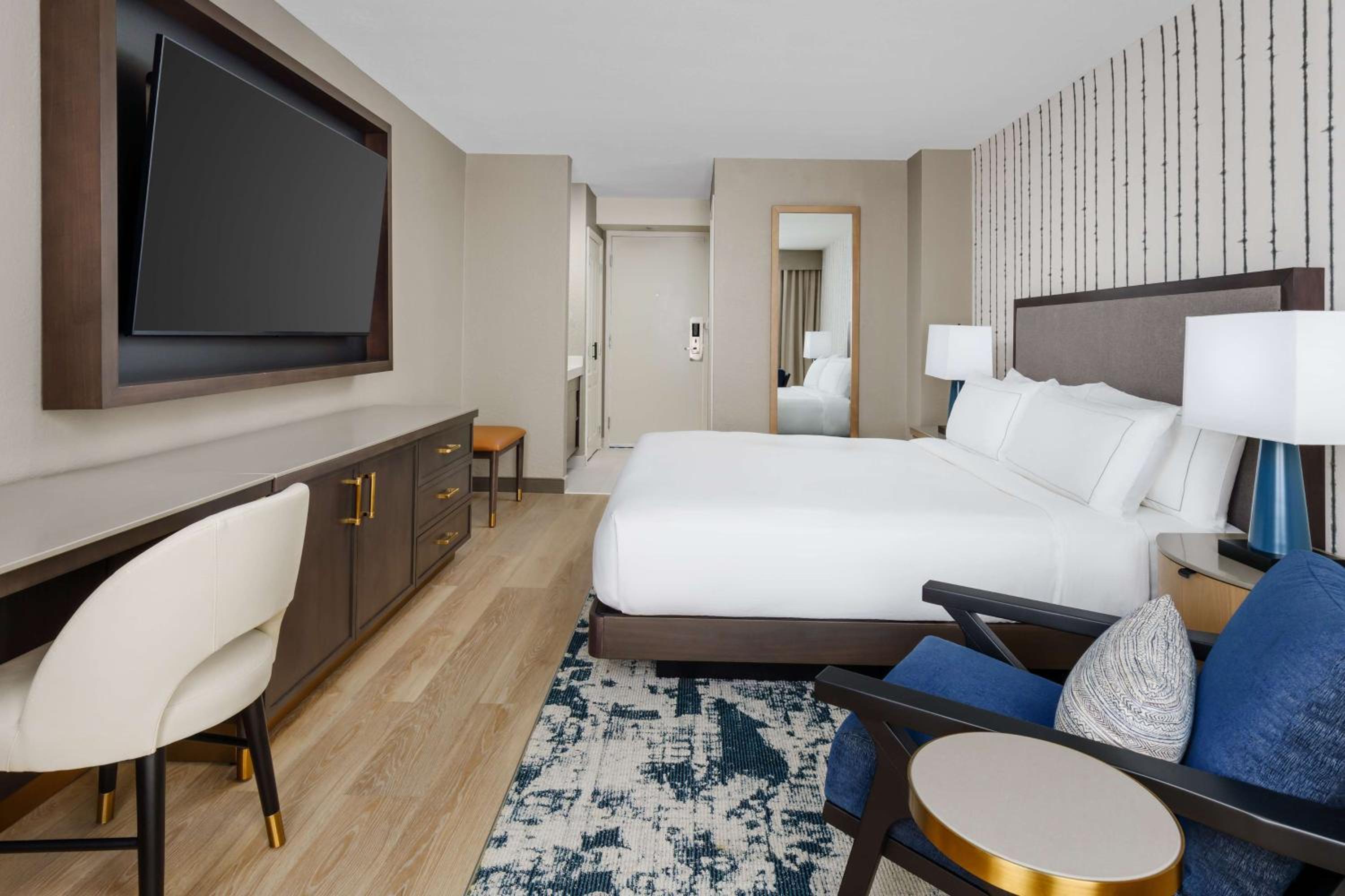 Deluxe King Room - Photo 3