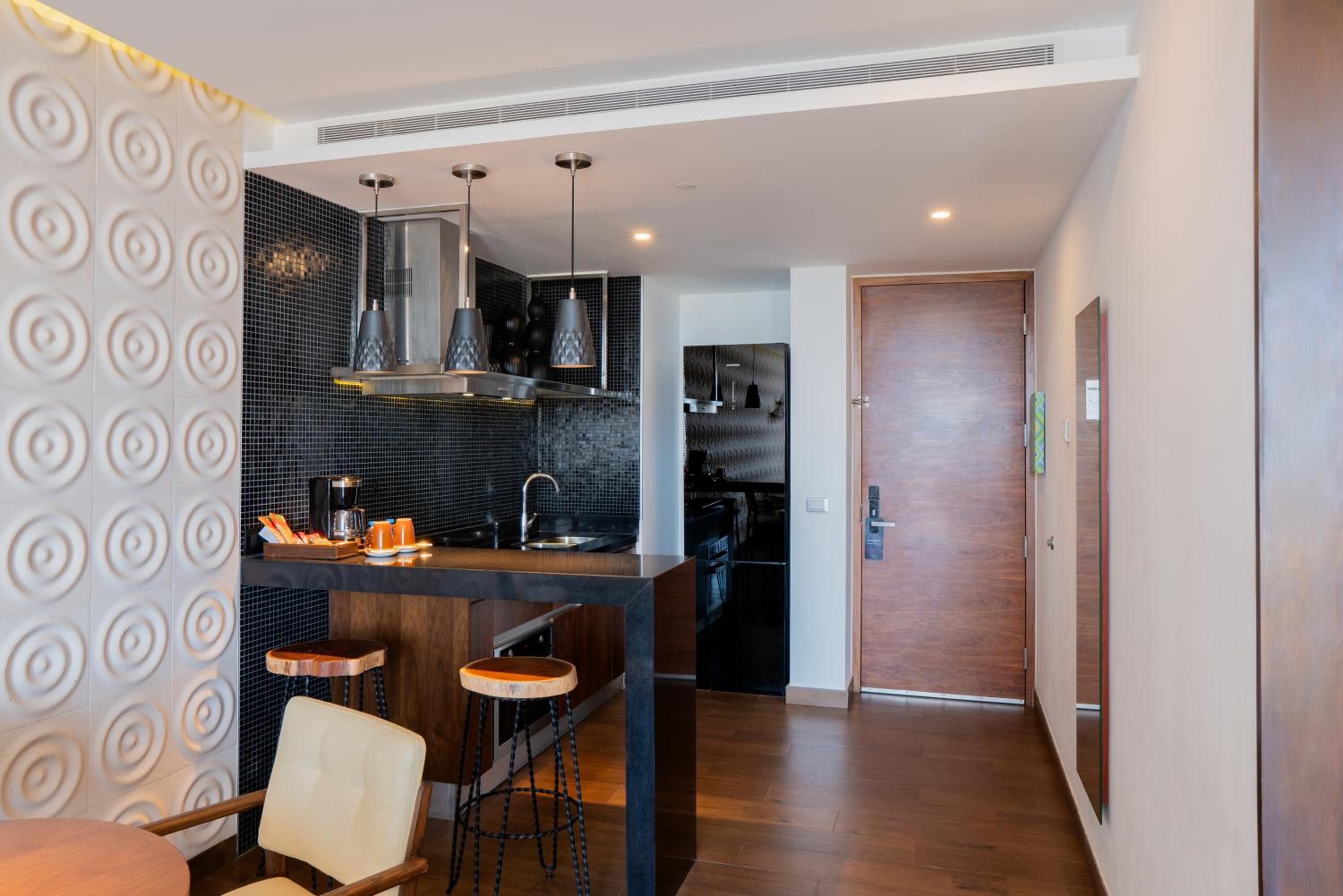 One-Bedroom King Suite with Terrace photo 2