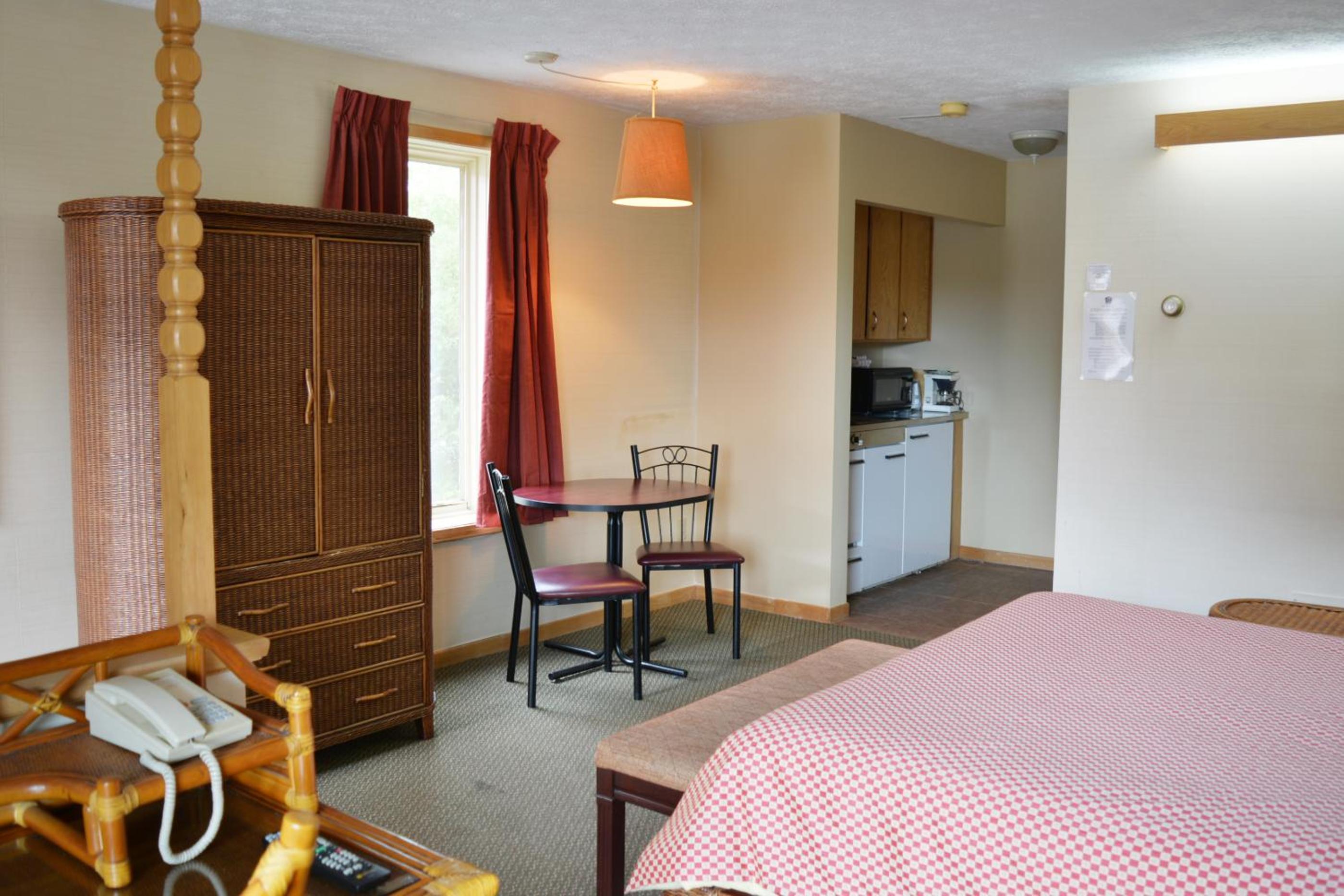 Queen Room with Kitchenette - Photo 5