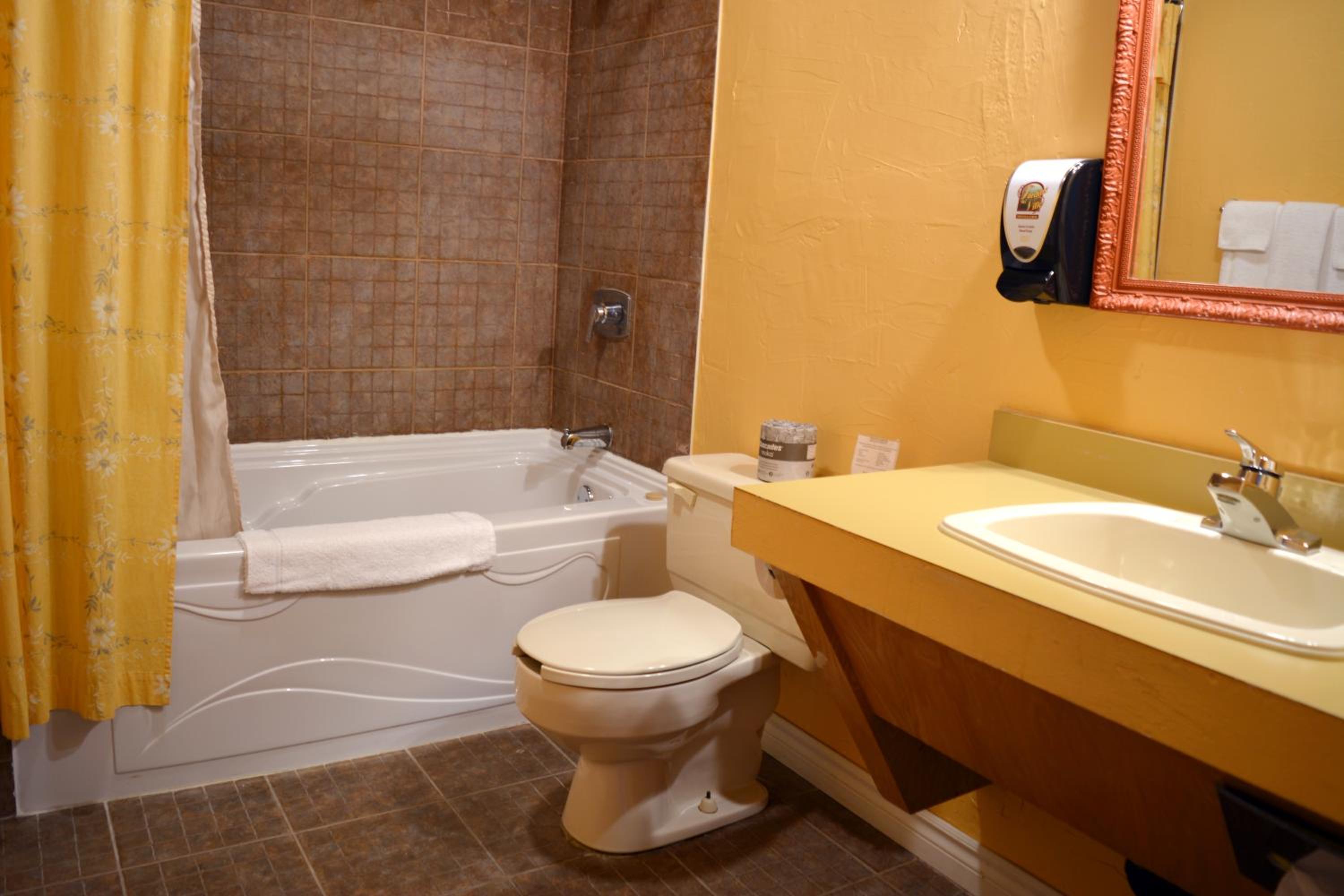 Queen Room with Kitchenette - Photo 6