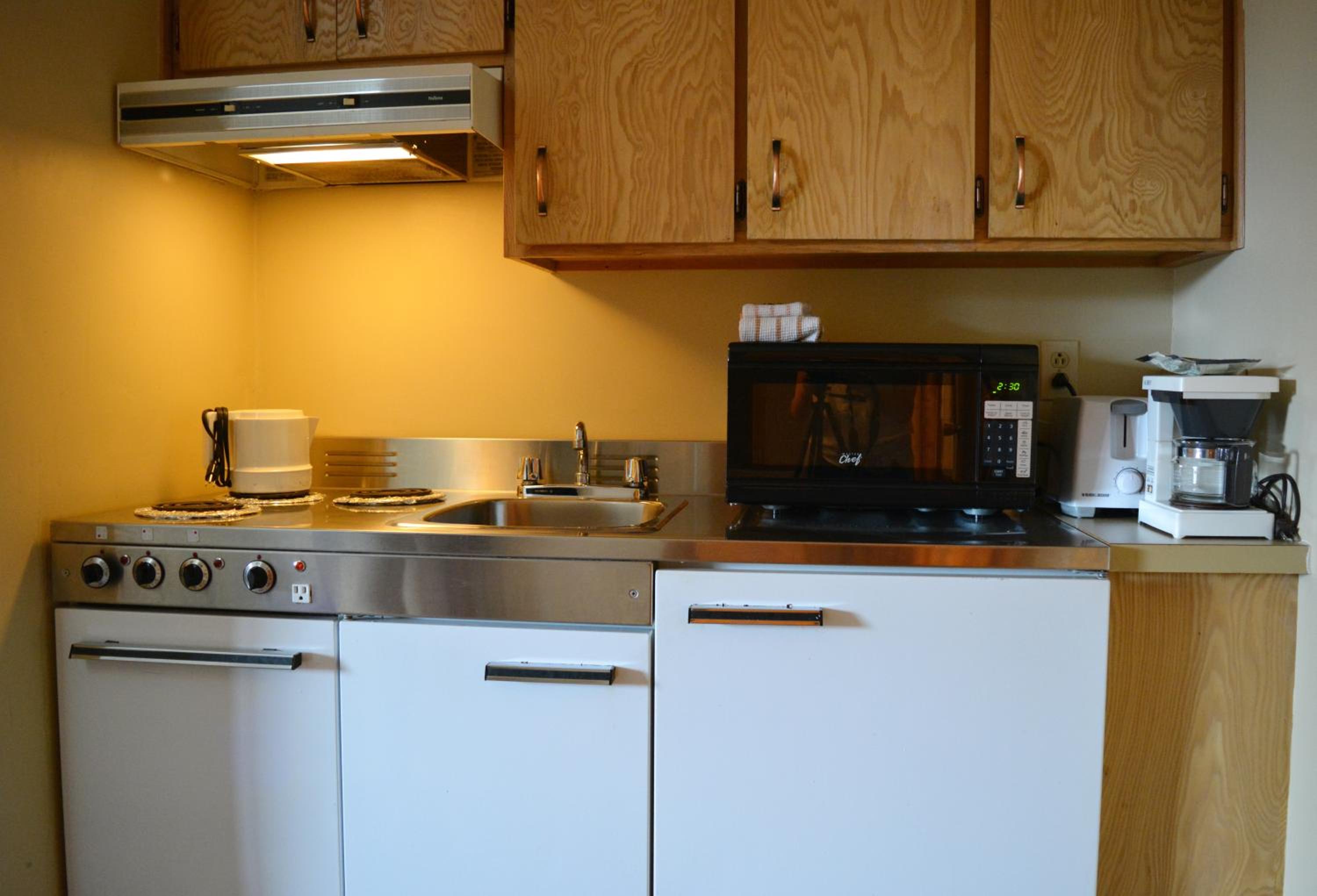 Queen Room with Kitchenette - Photo 8