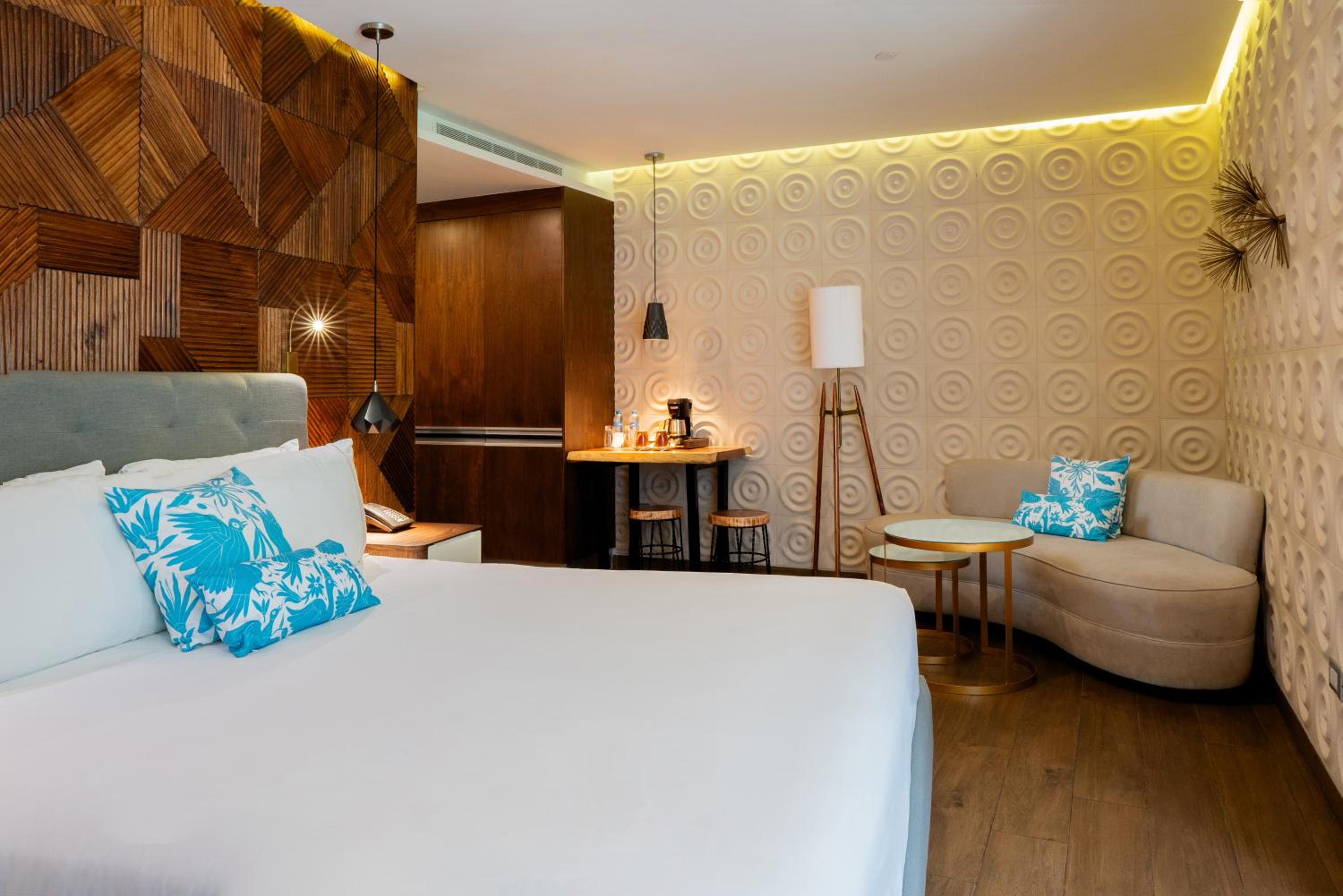 Deluxe King Room photo 2