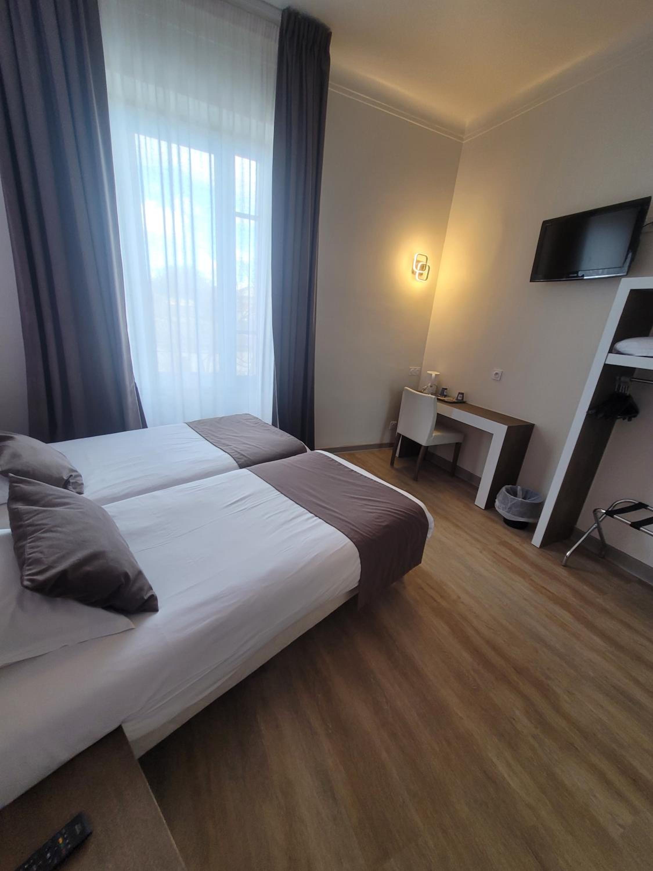 Twin Room - Photo 56