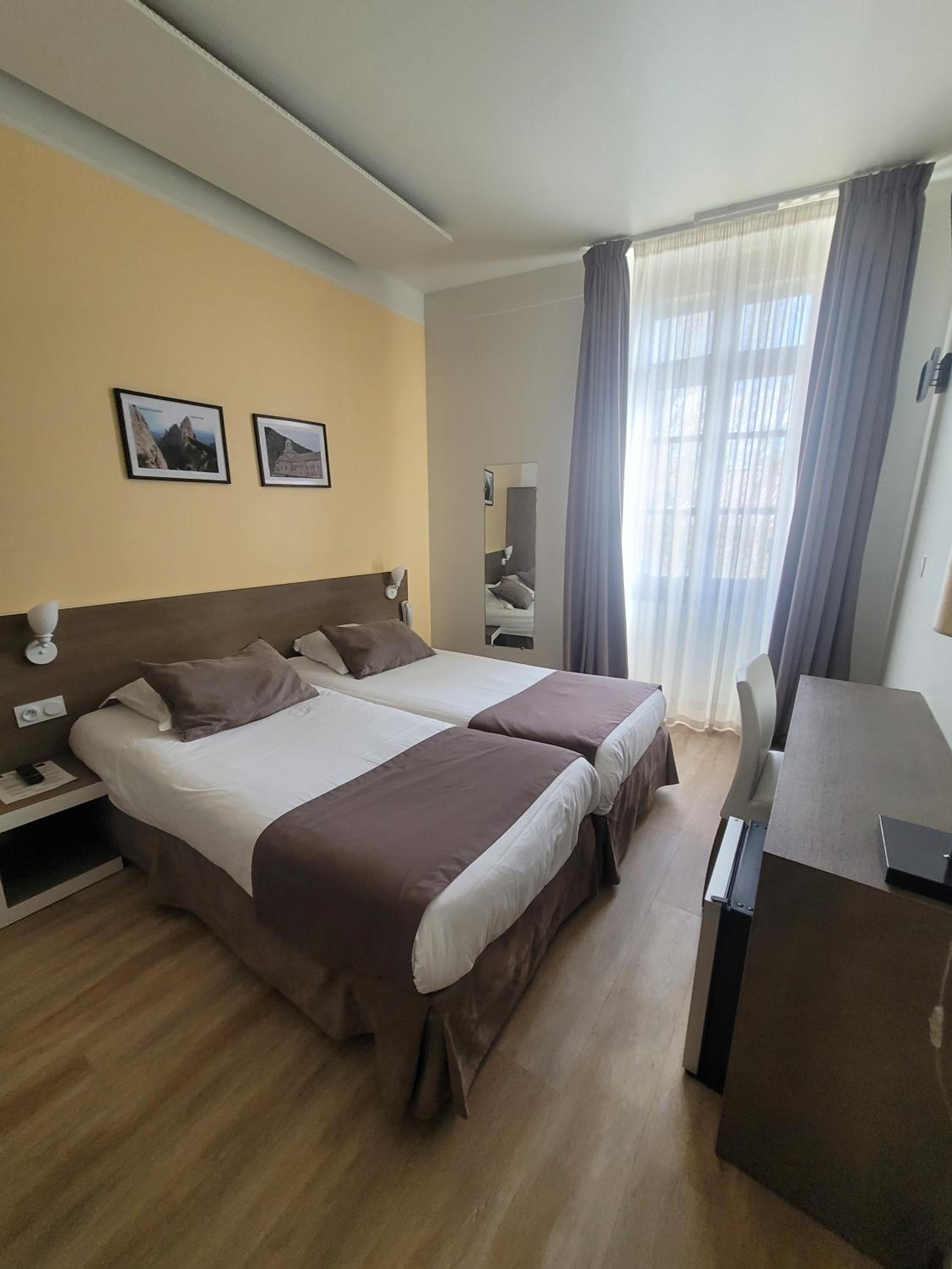 Twin Room - Photo 55