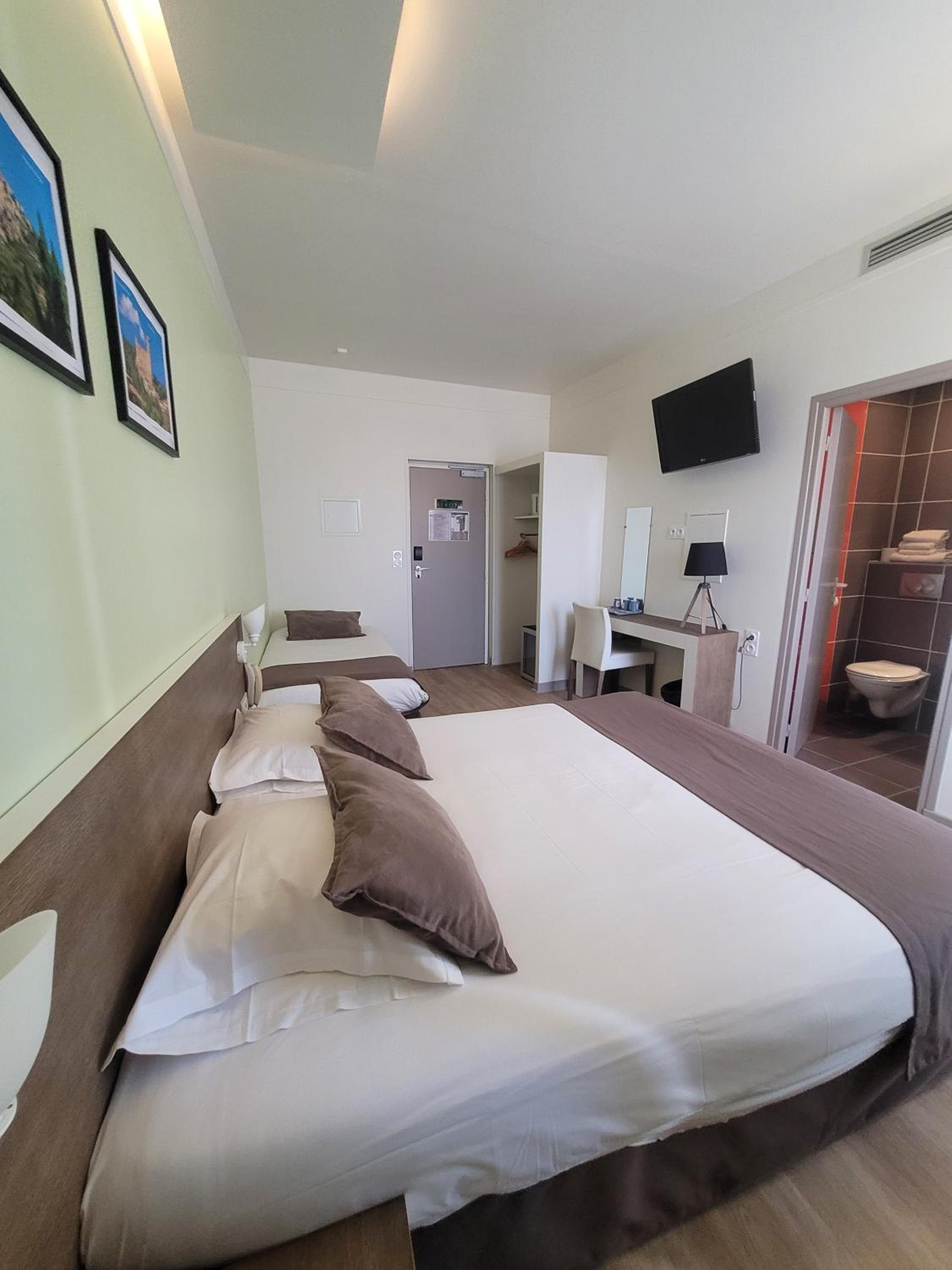 Comfort Triple Room with 1 Double bed and 1 Single bed - Photo 36