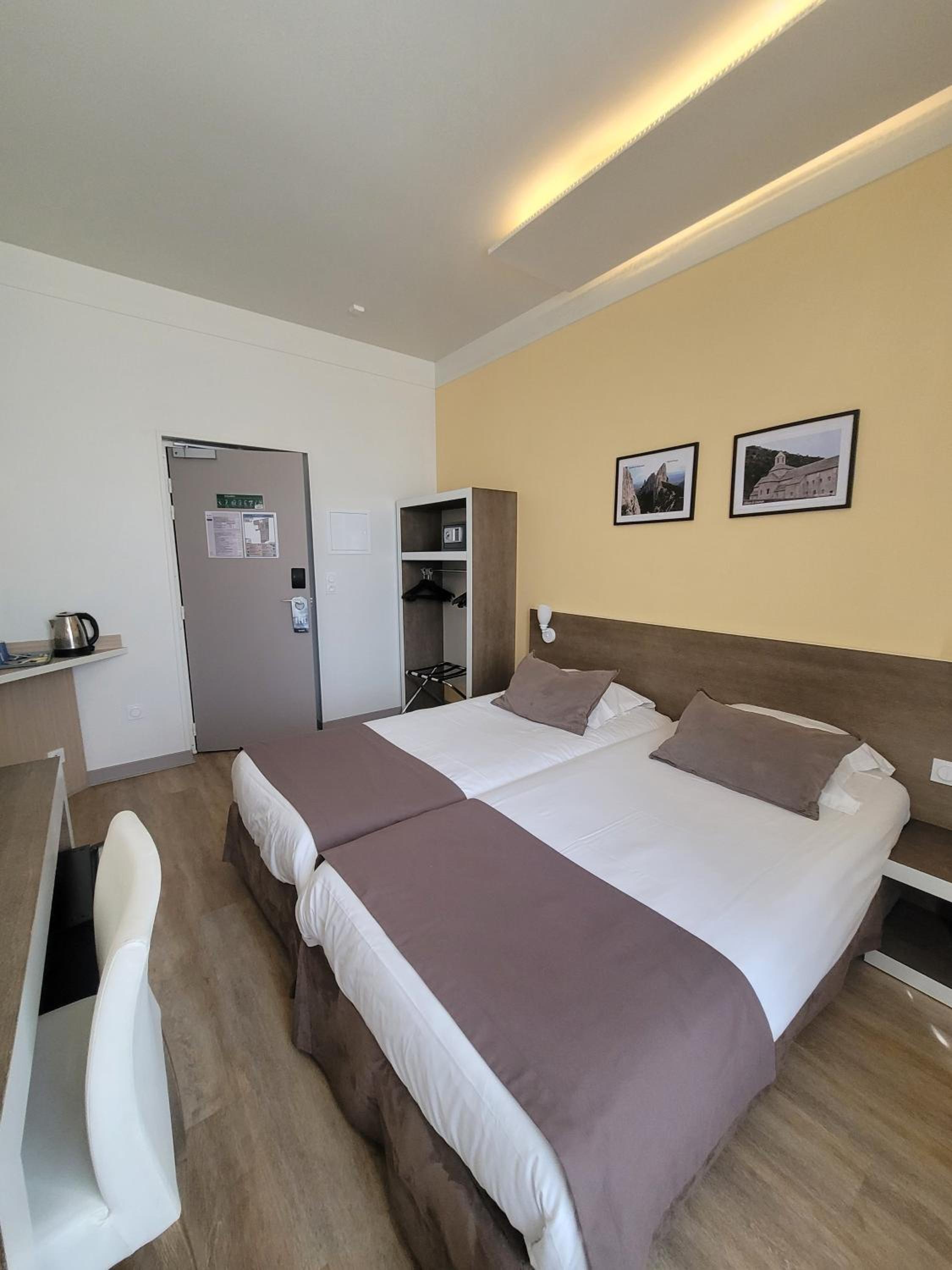 Twin Room - Photo 51