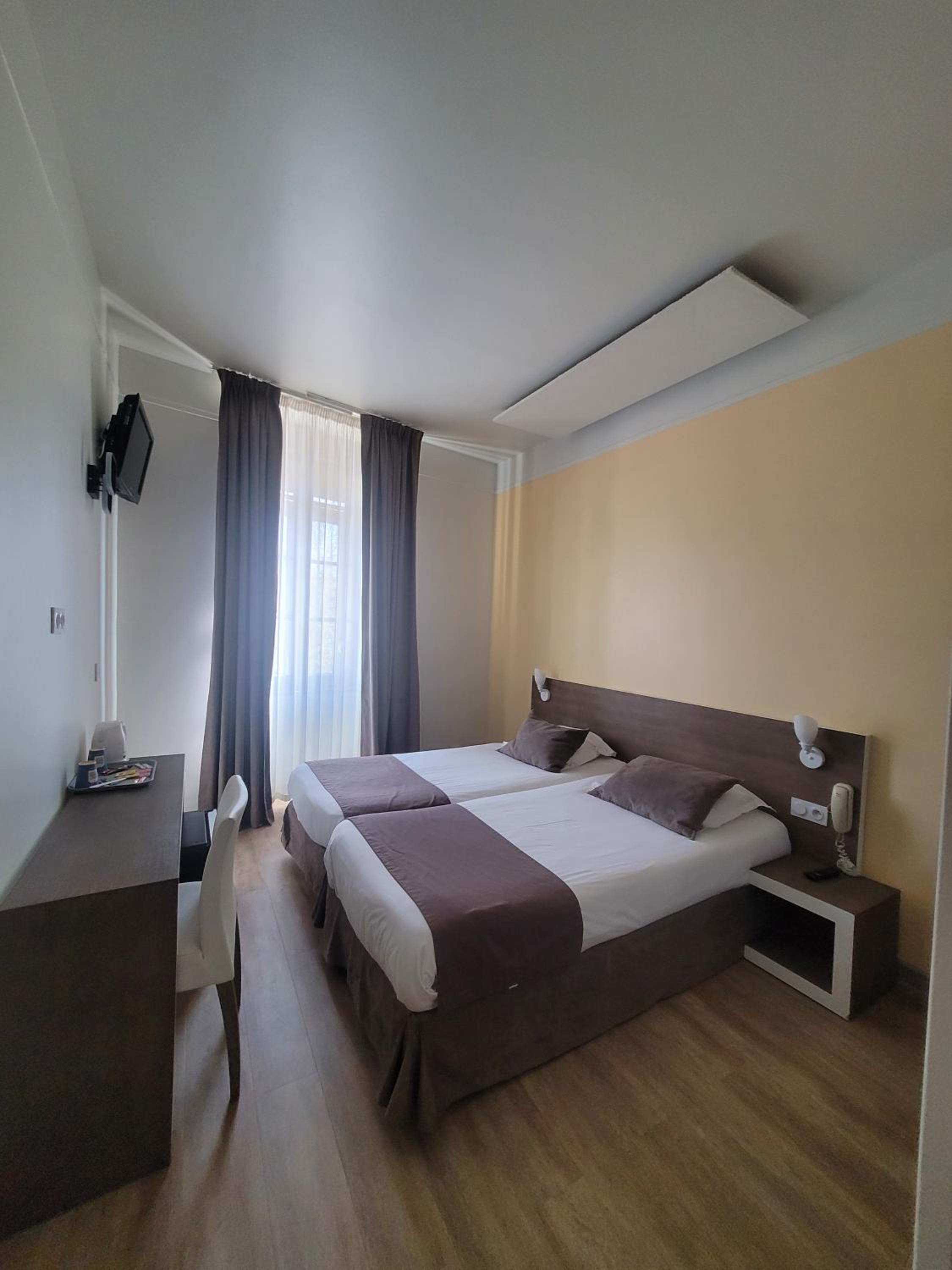 Twin Room - Photo 47