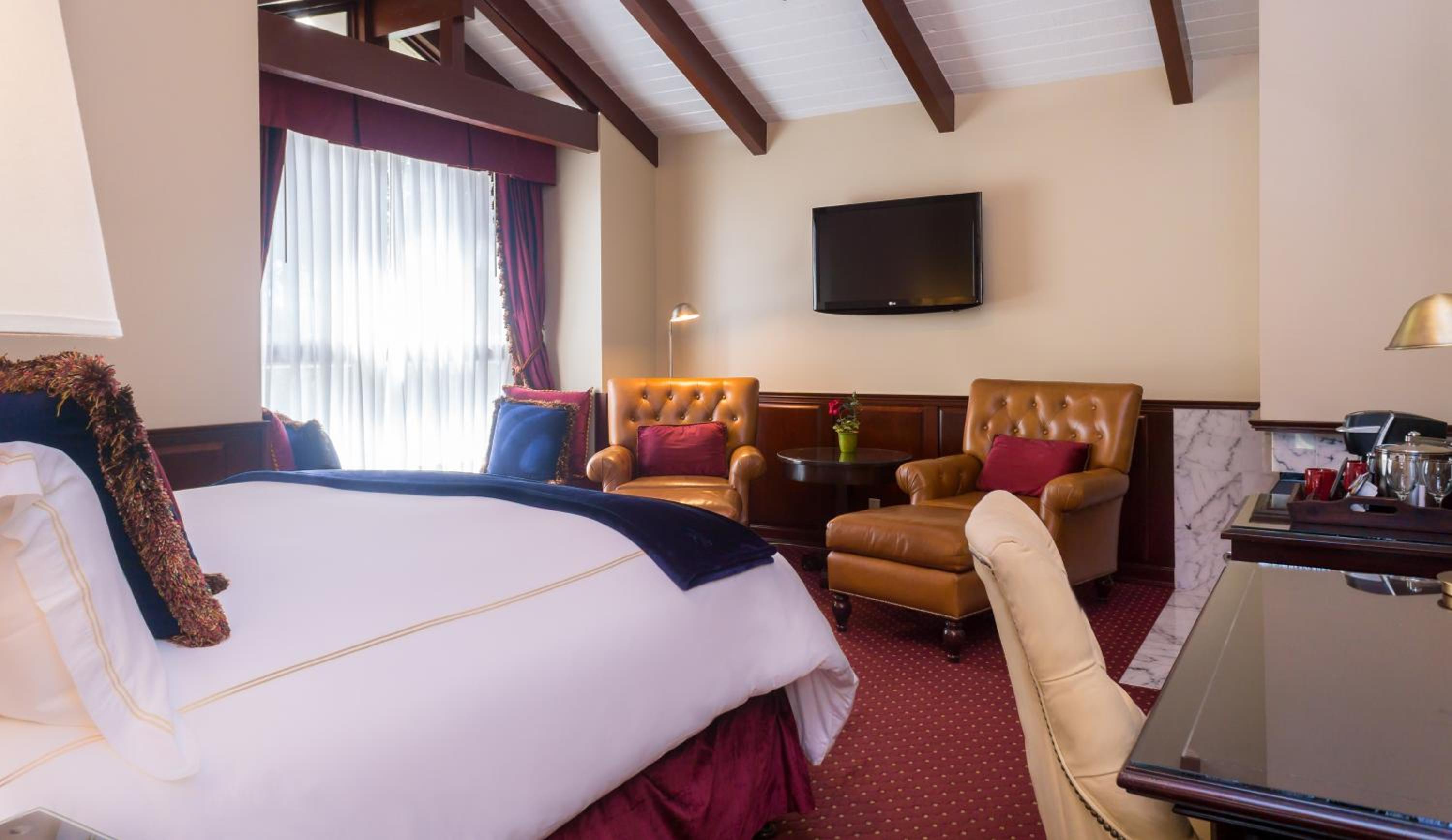 Deluxe King Room - Photo 2