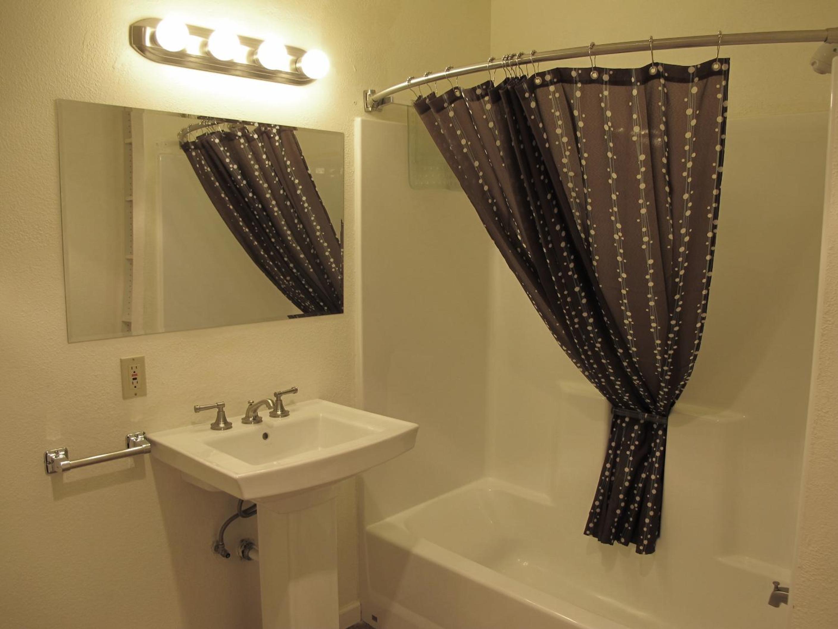 Queen Room with Two Queen Beds photo 3