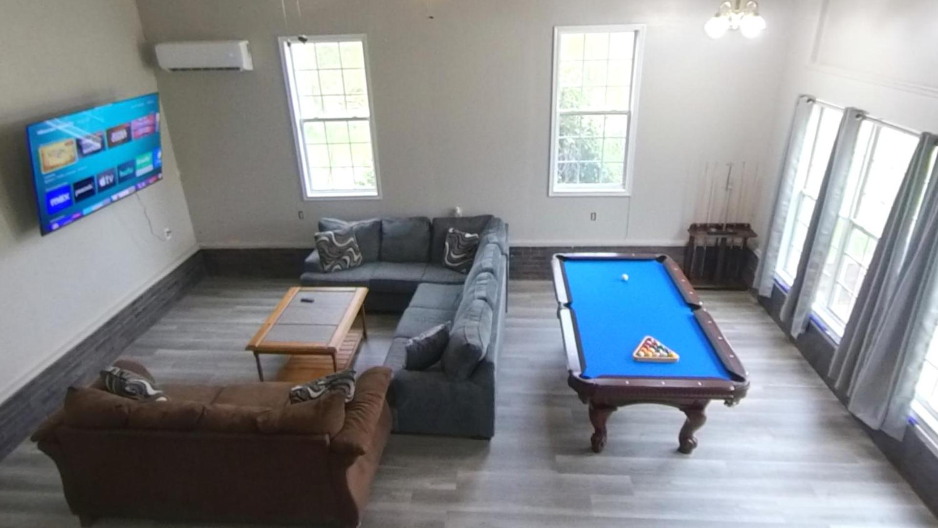 Five-Bedroom House photo 3