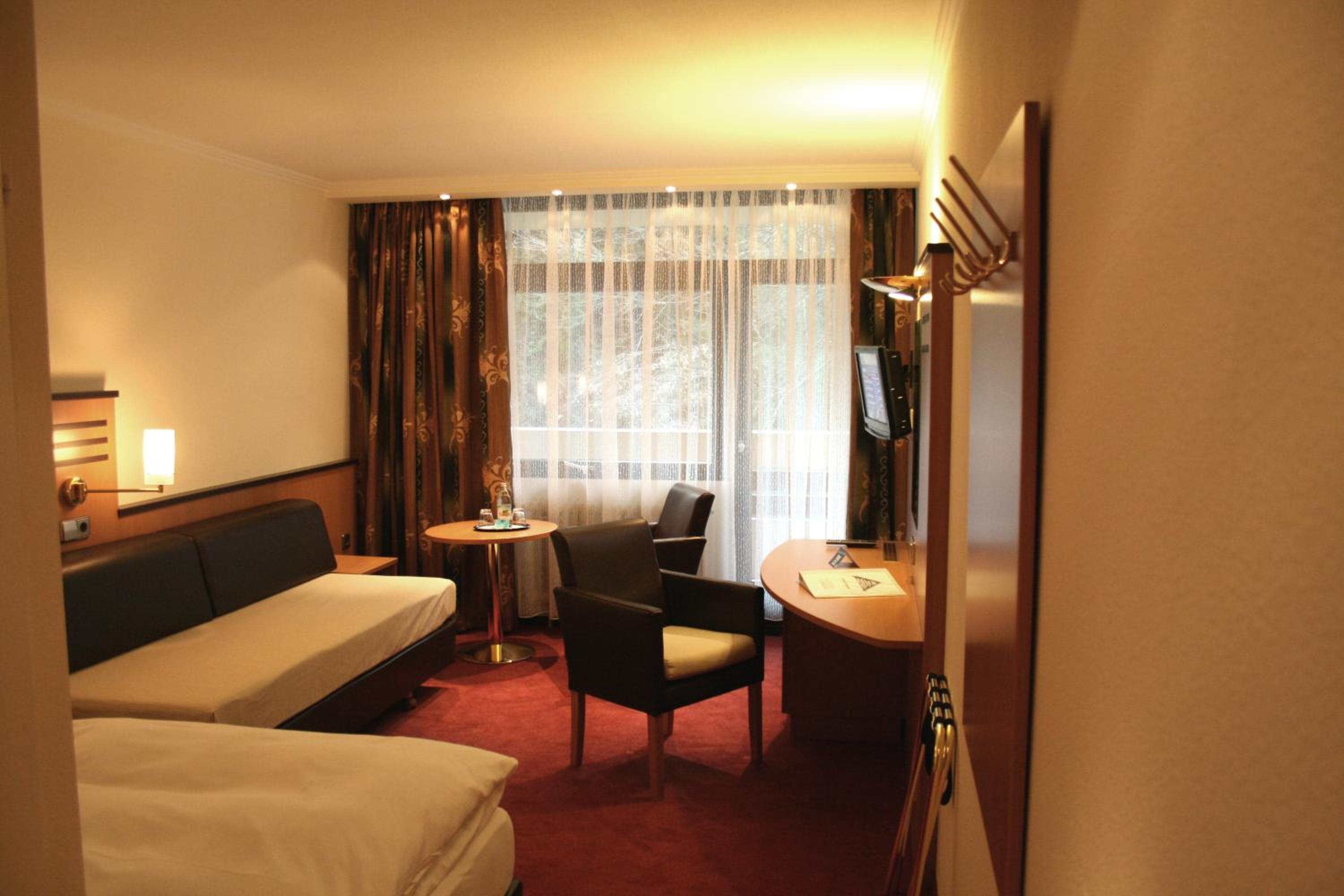 Economy Twin Room photo 2