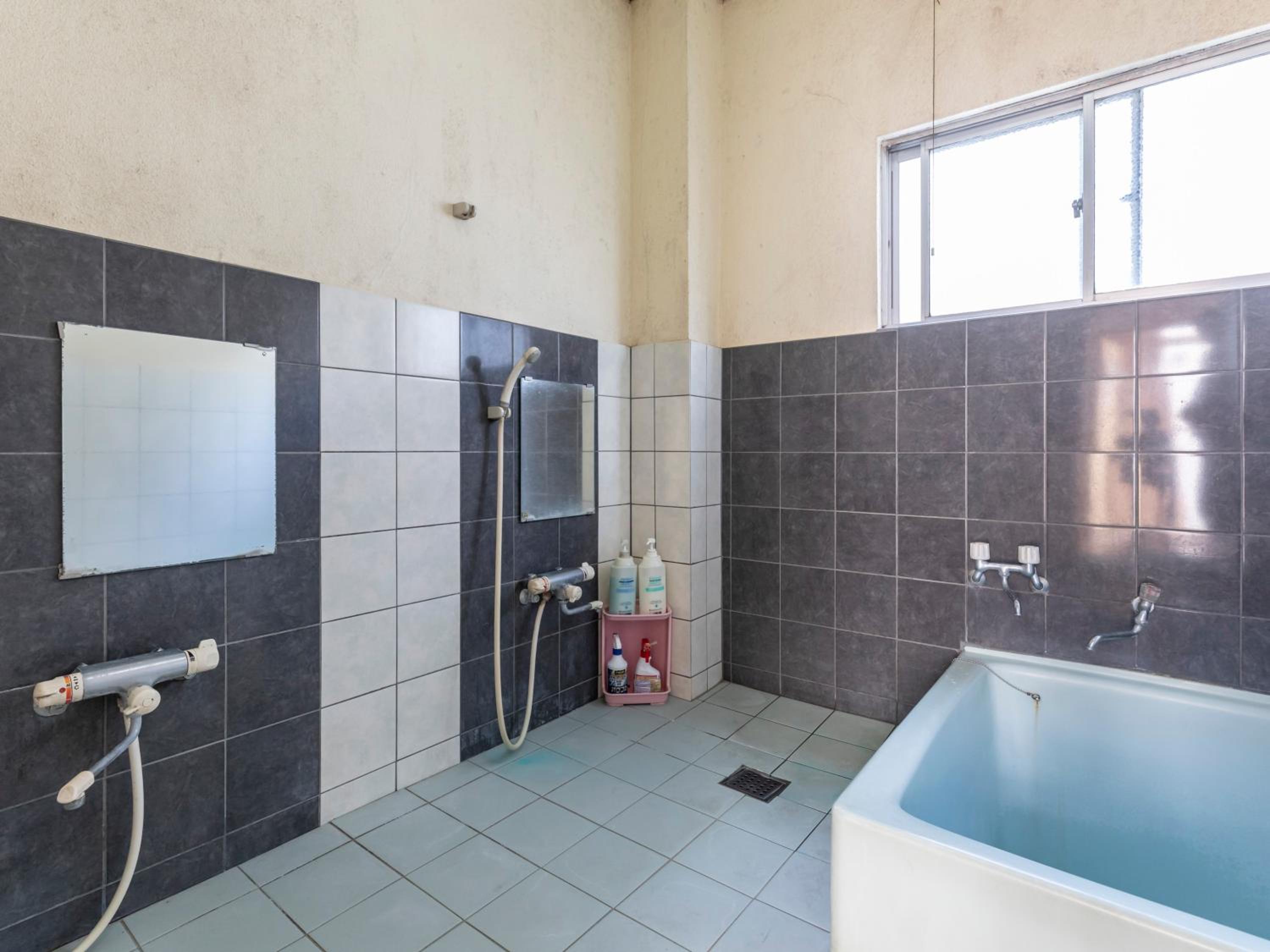 Standard Twin Room with Shared Bathroom photo 2