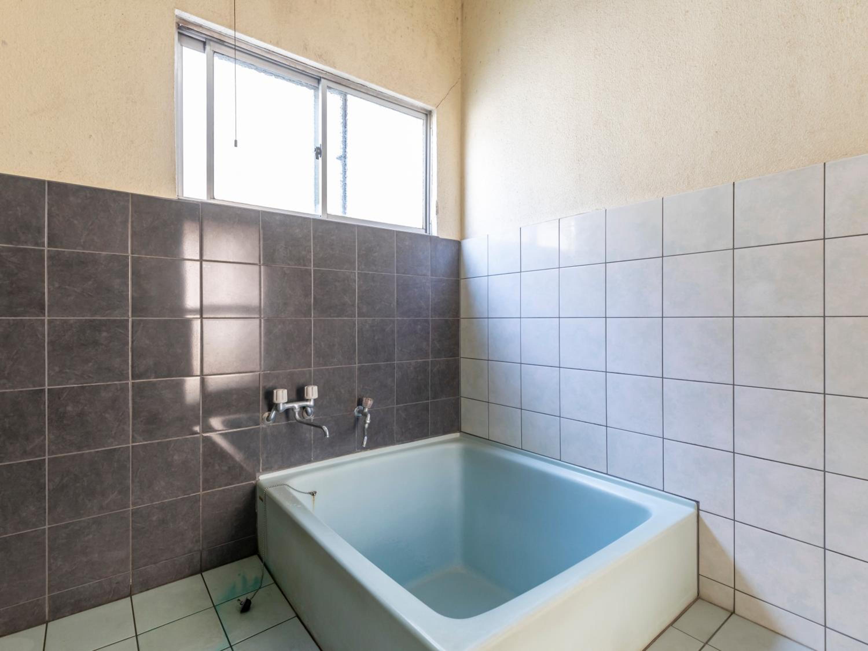 Standard Twin Room with Shared Bathroom photo 3
