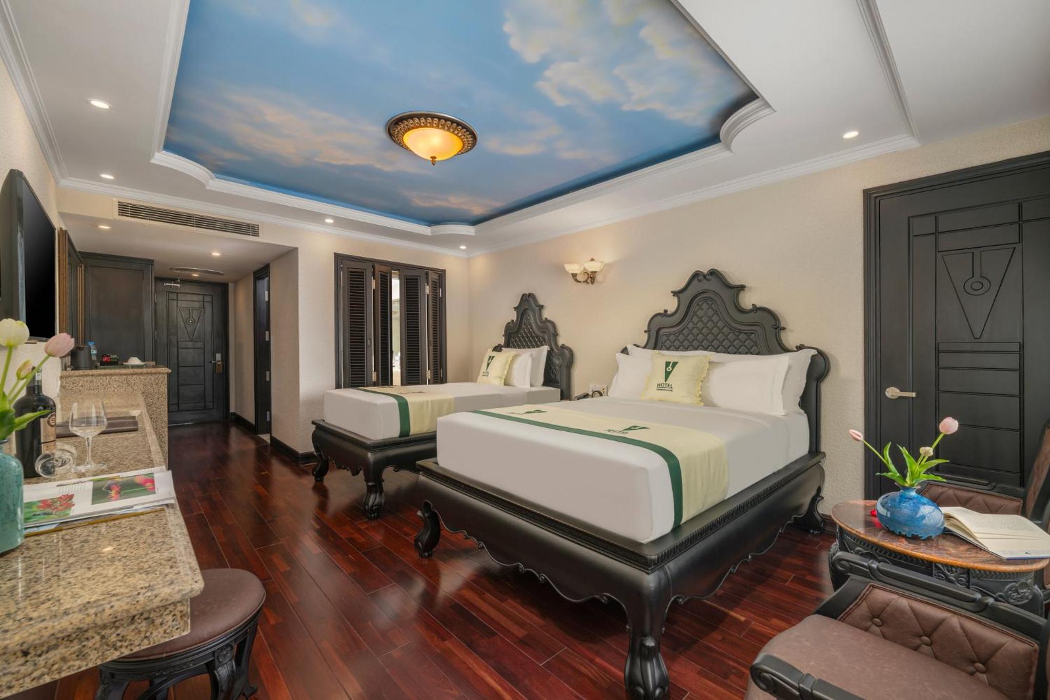 Deluxe Twin Room with City View photo 2