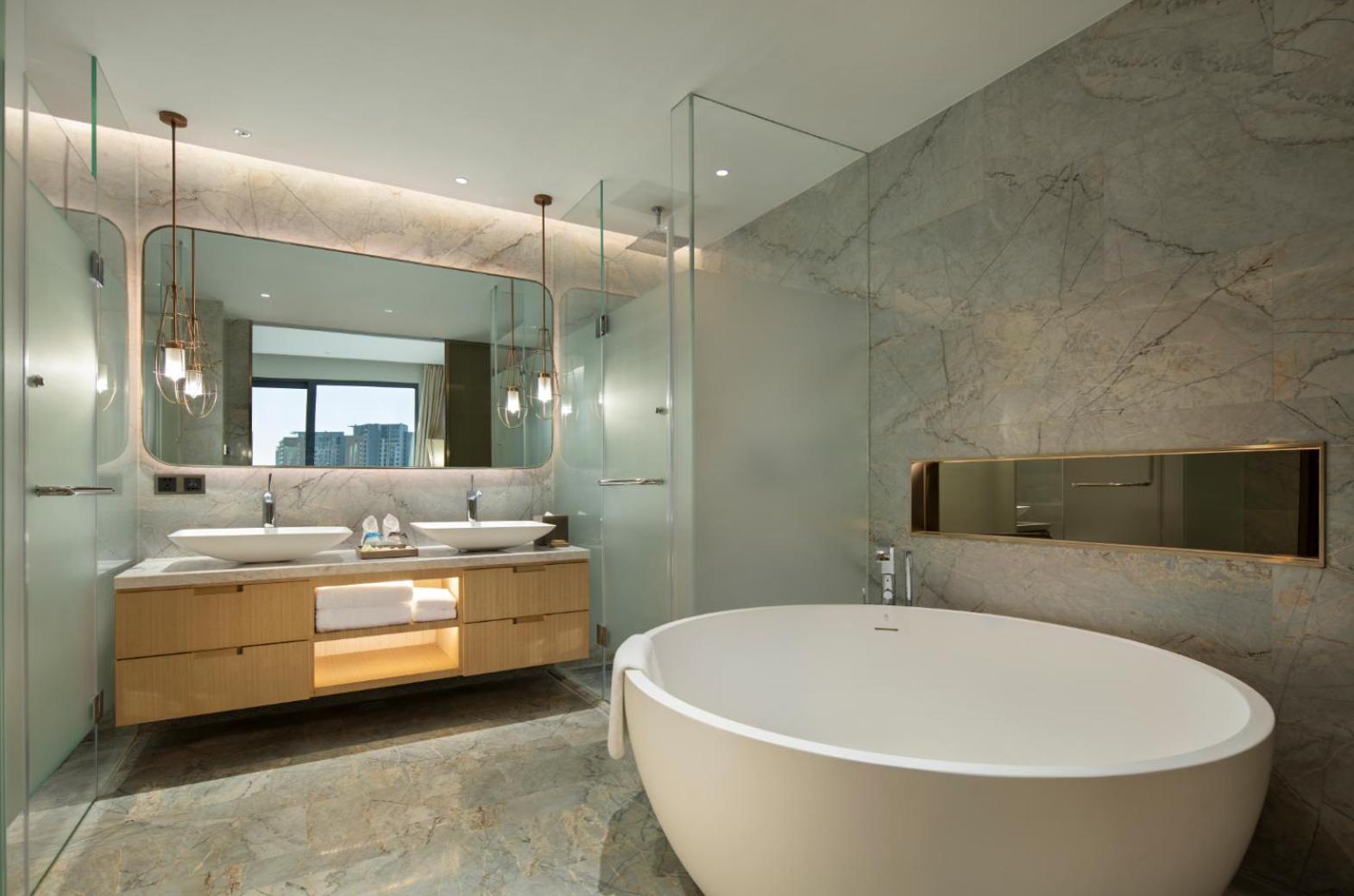 One-Bedroom King Suite with Sea View and Balcony - Photo 2