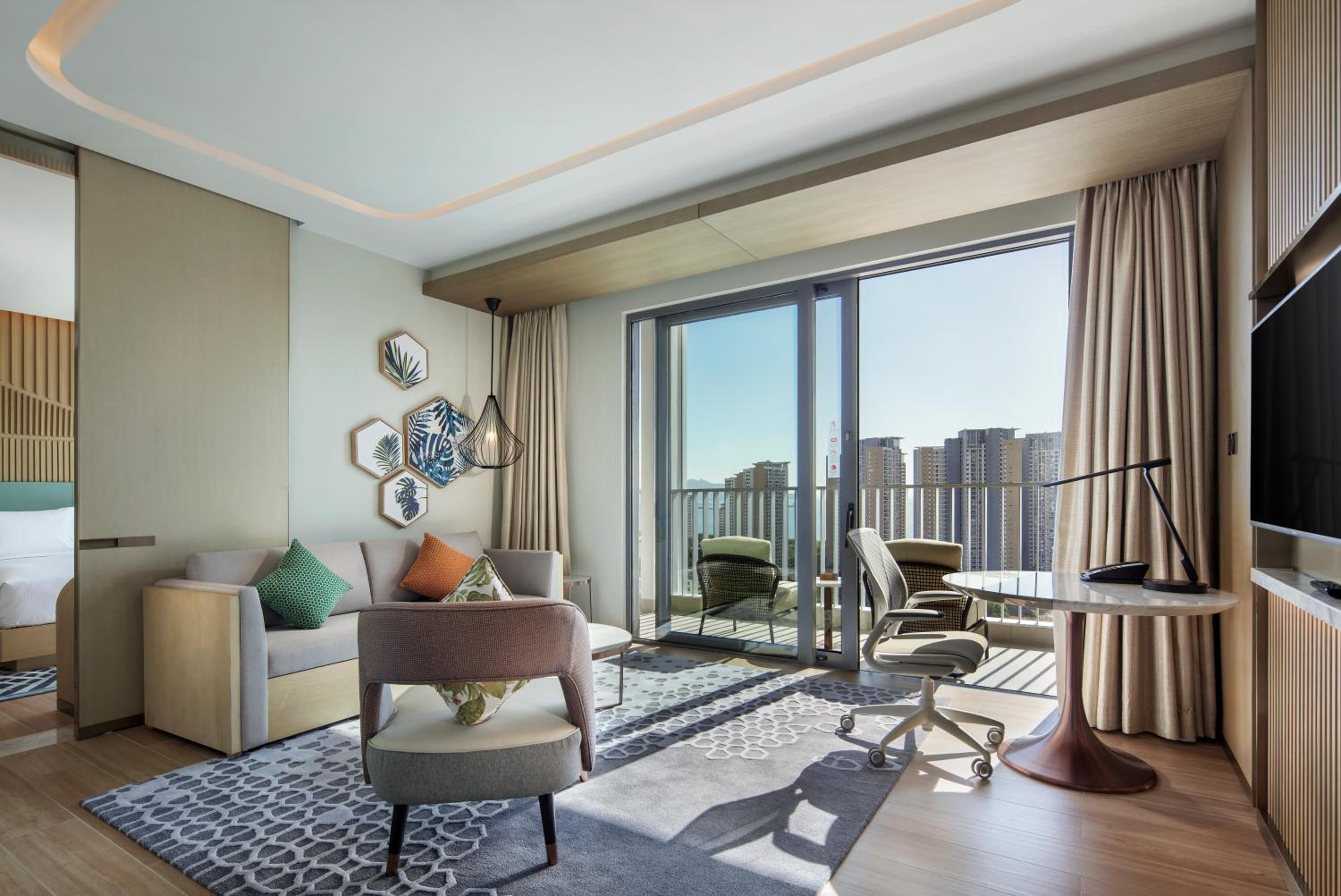 One-Bedroom King Suite with Sea View and Balcony - Photo 5