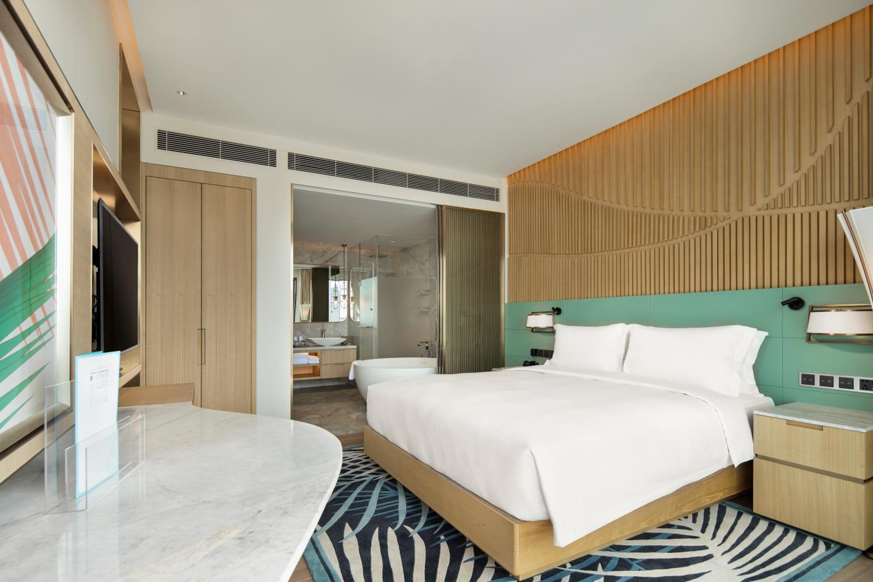 One-Bedroom King Suite with Sea View and Balcony - Photo 4