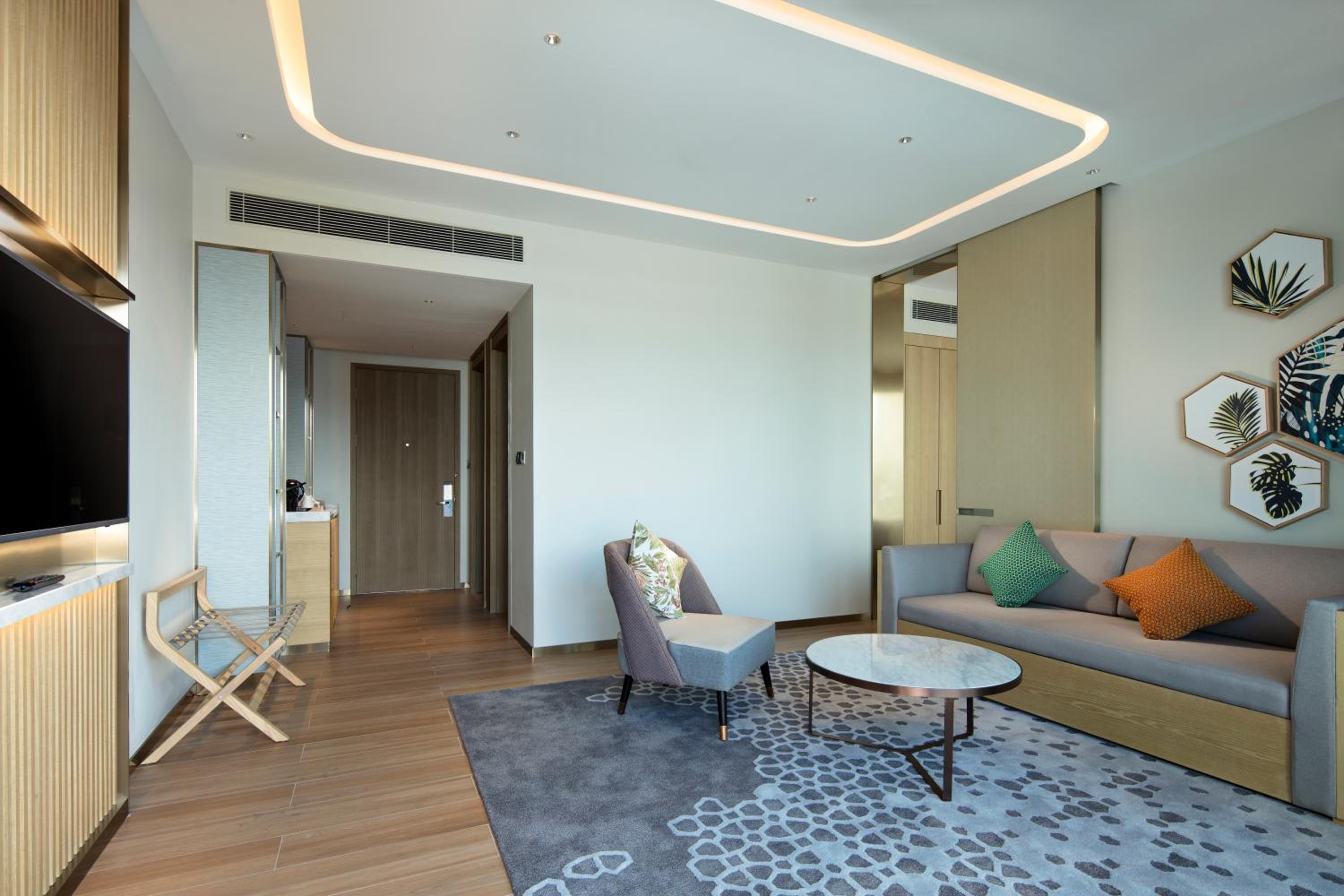 One-Bedroom King Suite with Sea View and Balcony - Photo 3