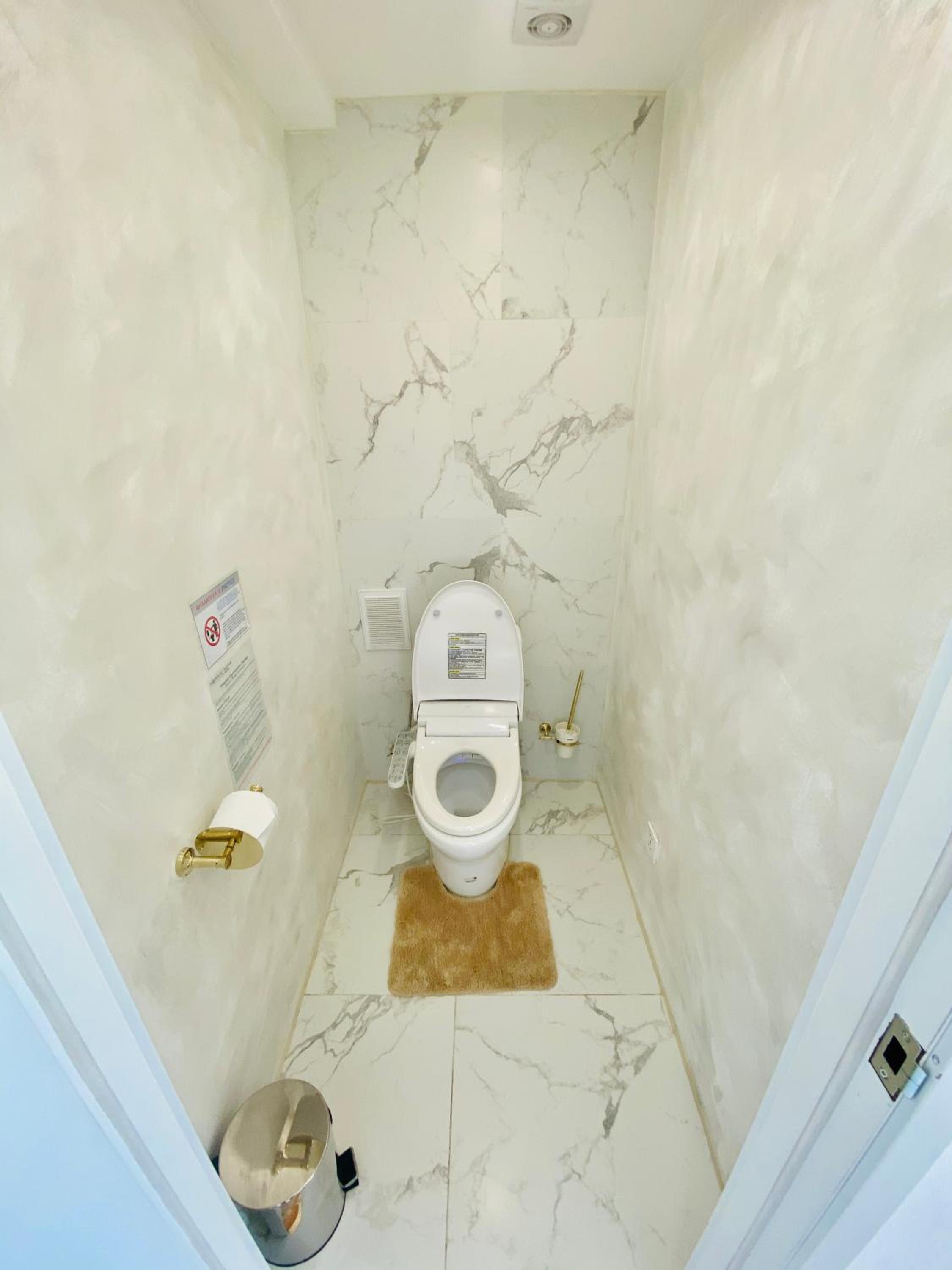 Queen Room photo 2