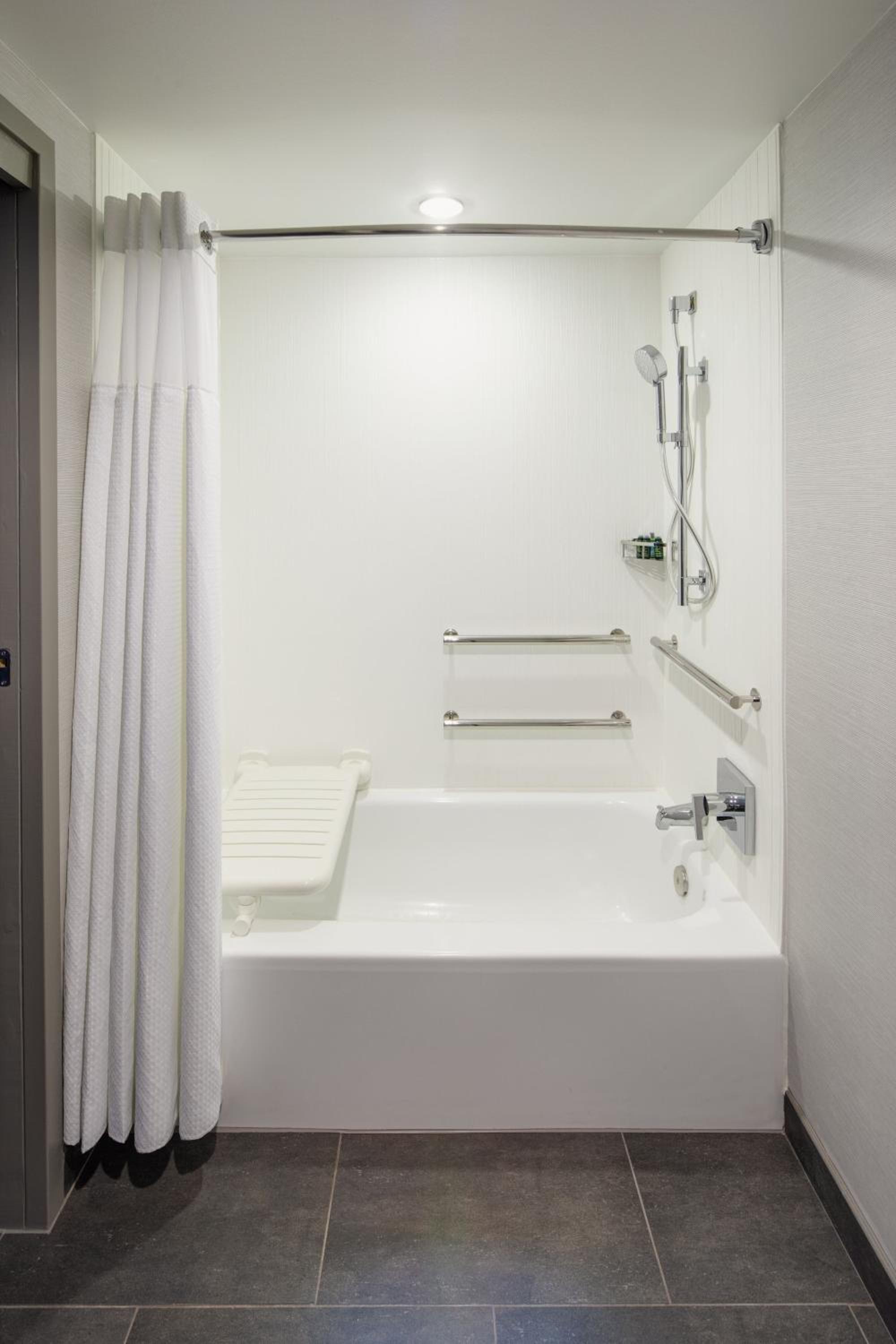 King Room with Sofa Bed and Adapted Tub - Mobility Accessible - Photo 6