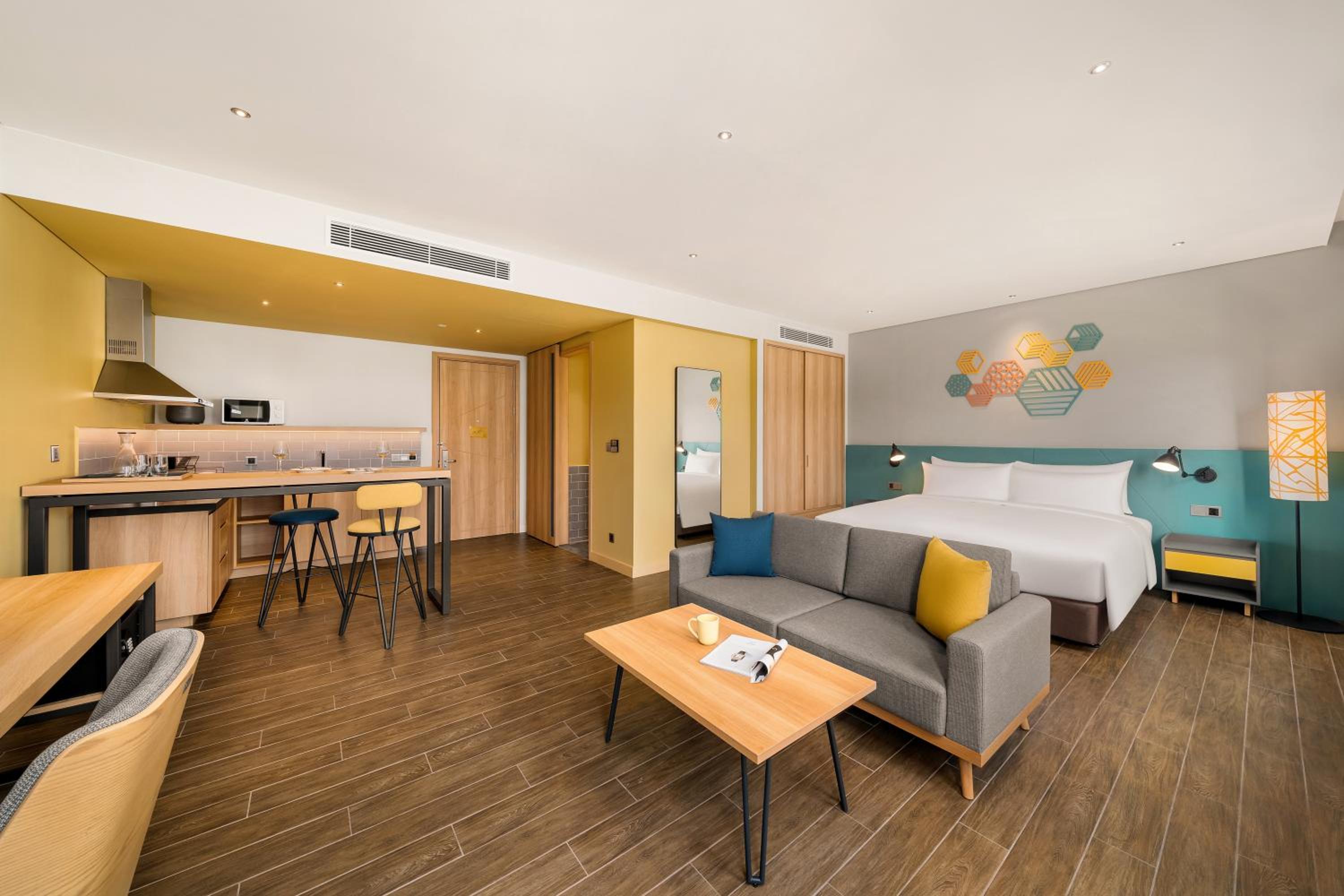 Suite - Photo 1