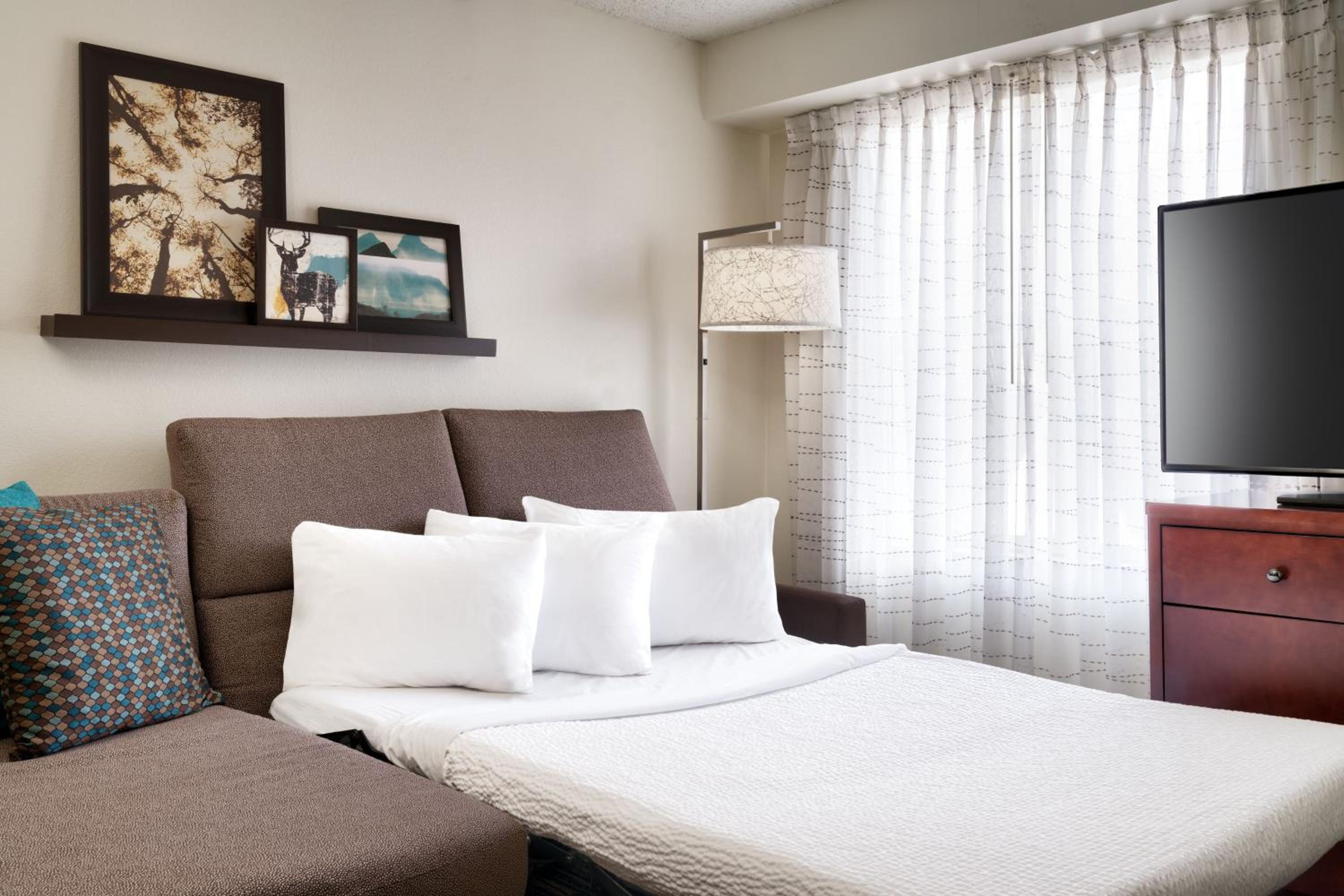 King Studio with Sofa Bed - Photo 9
